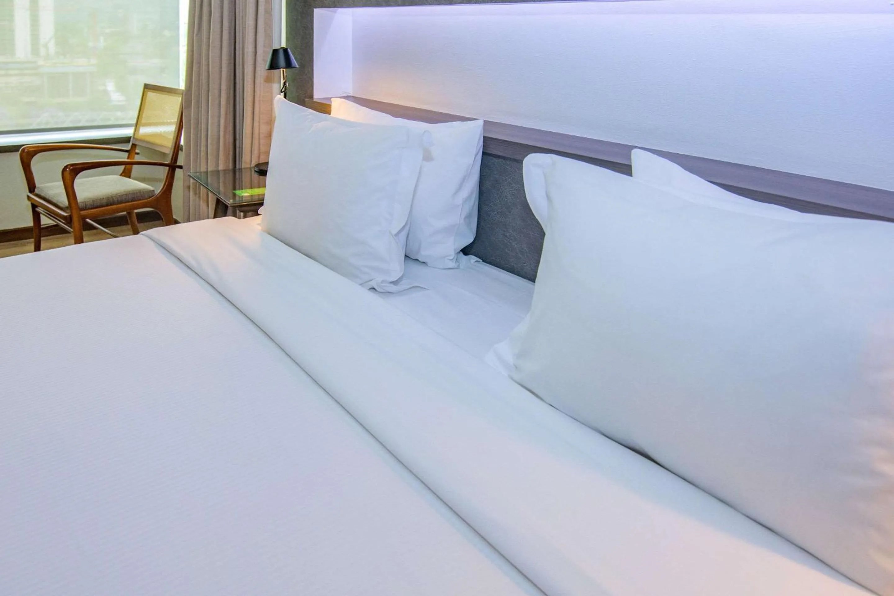 Bedroom, Bed in Radisson Blu Plaza El Bosque Santiago