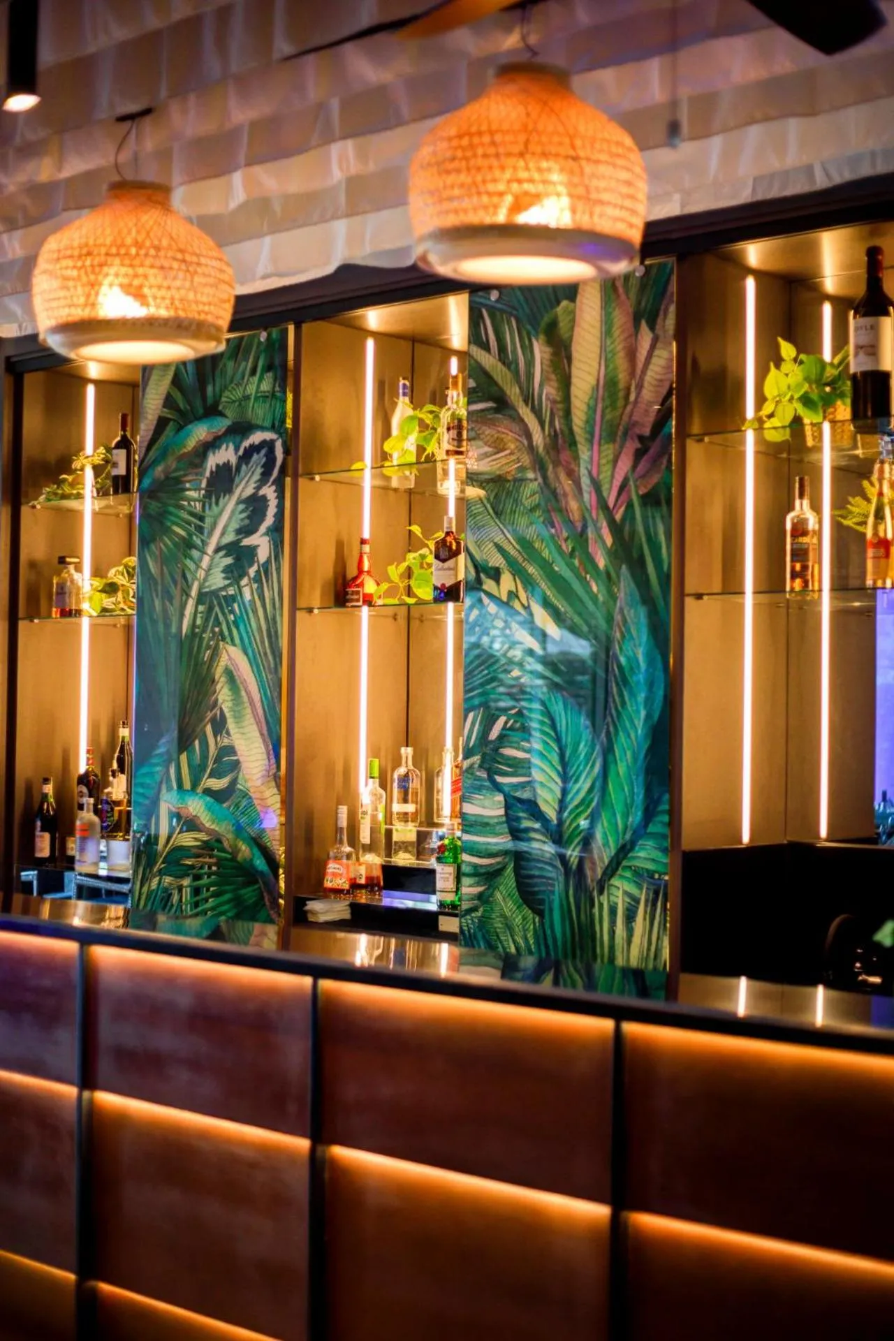 Lounge or bar in Radisson Blu Plaza El Bosque Santiago