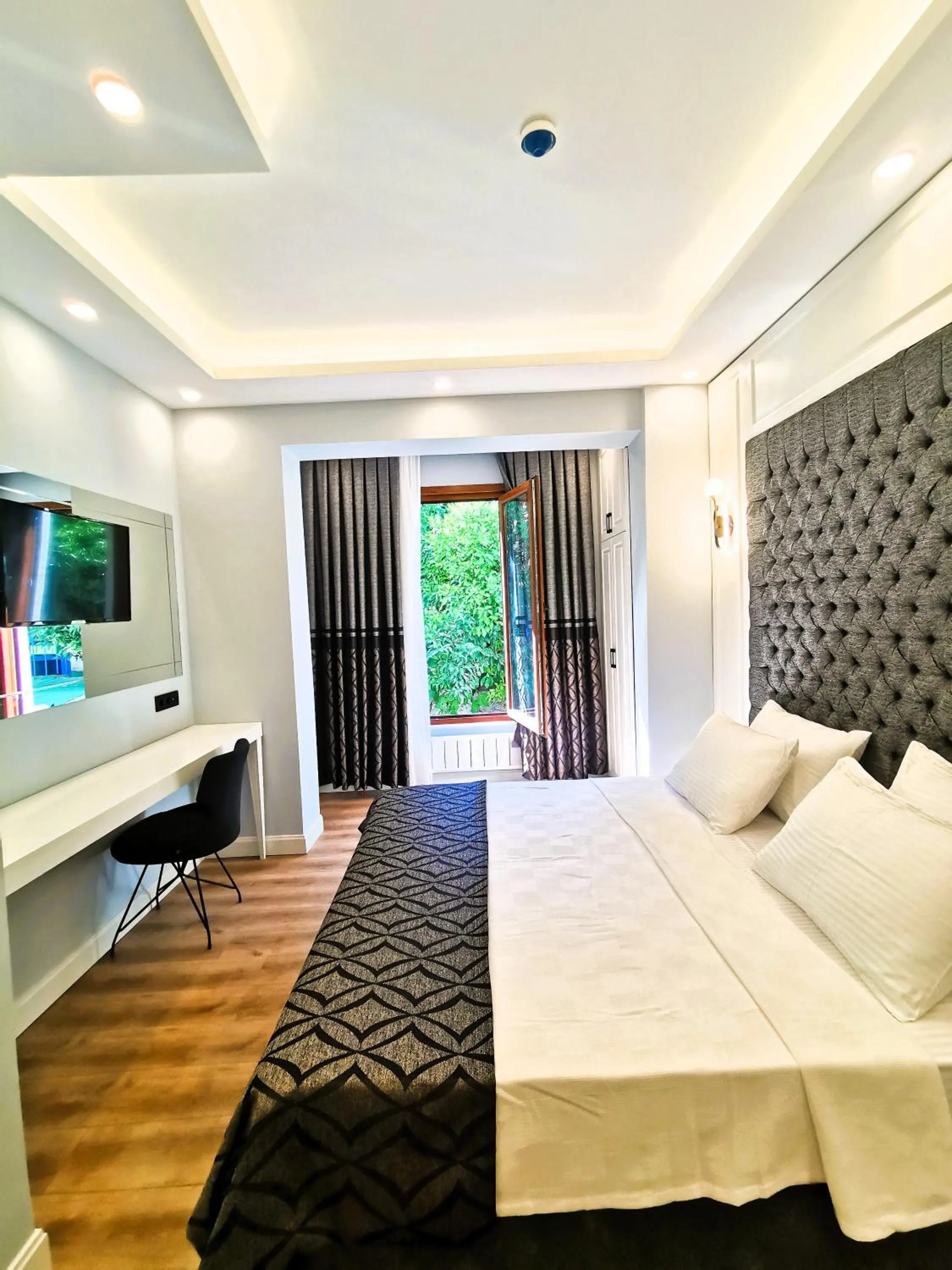 Bed in Luxx Garden Hotel