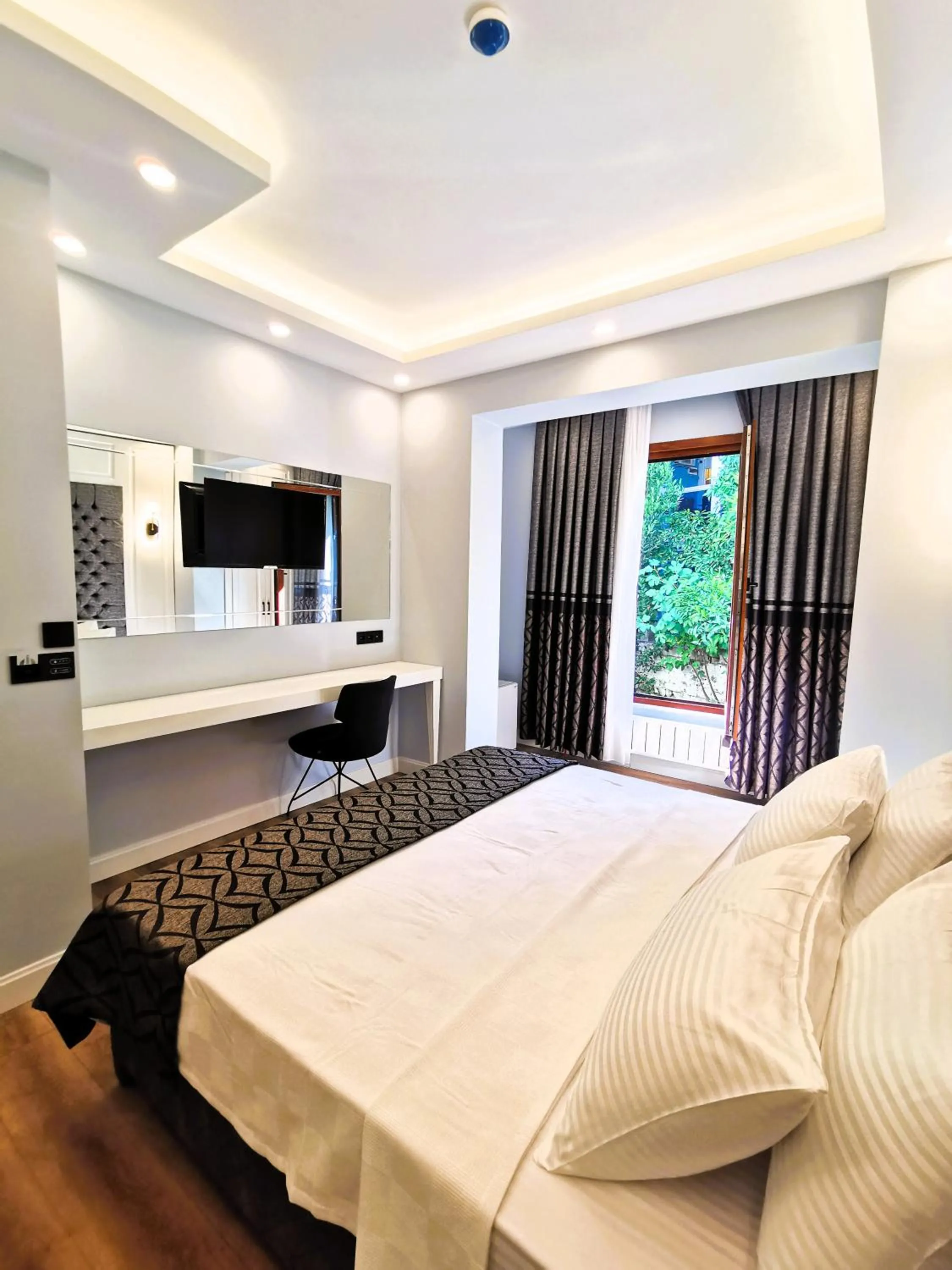 Bed in Luxx Garden Hotel