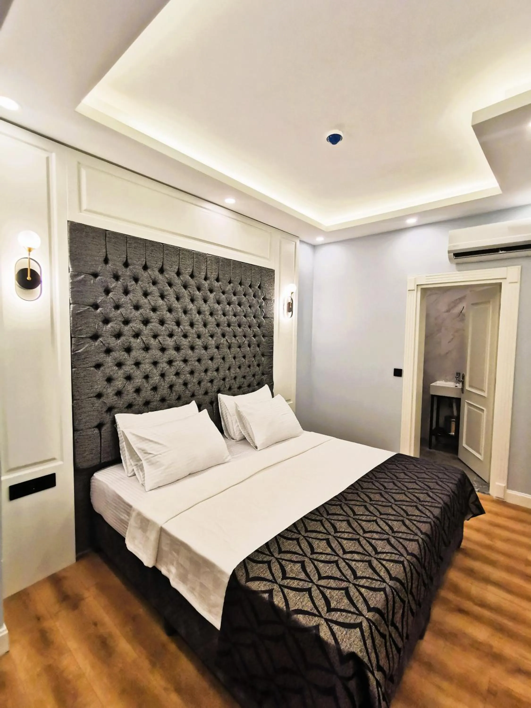 Bed in Luxx Garden Hotel