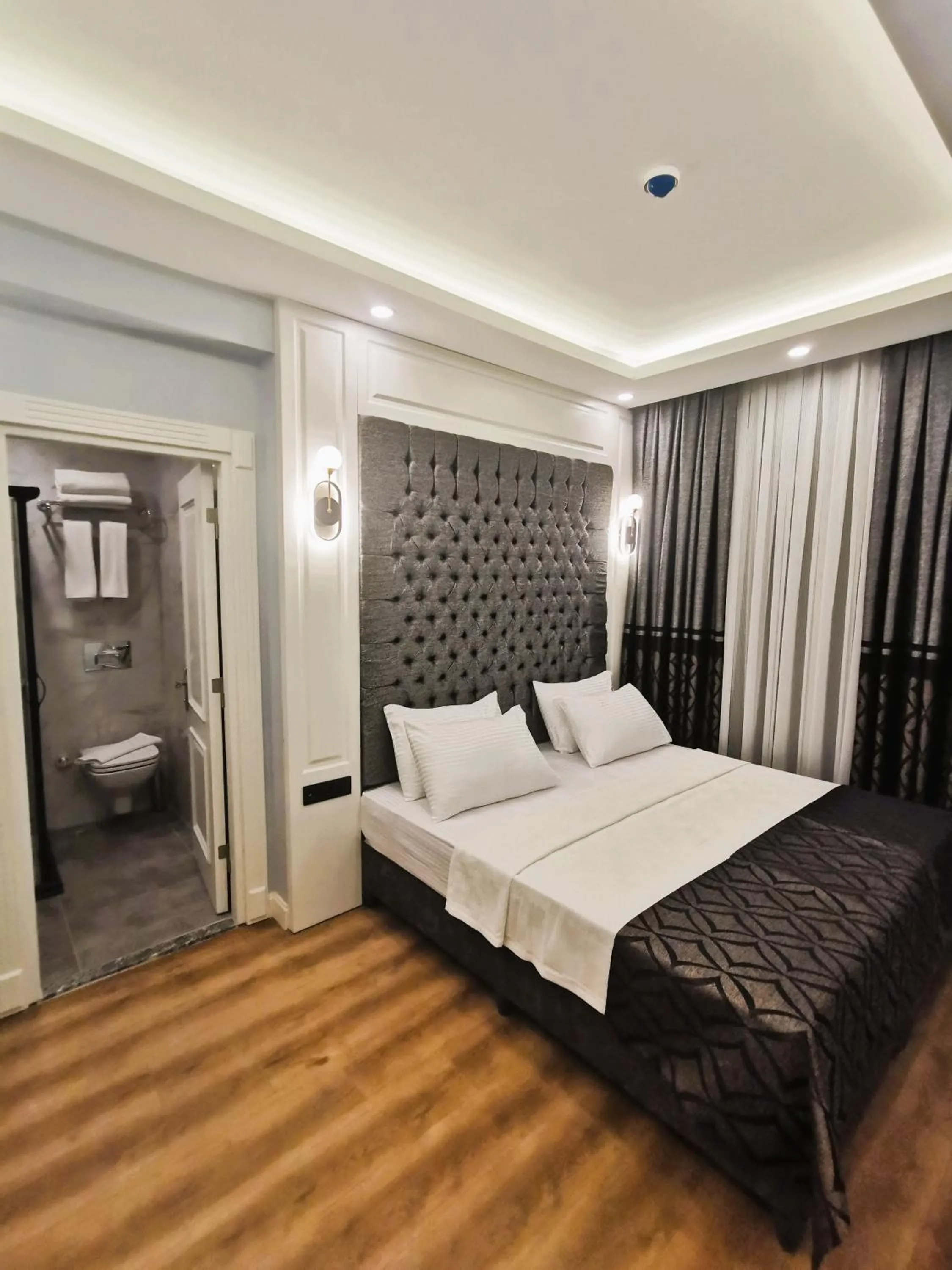 Bed in Luxx Garden Hotel