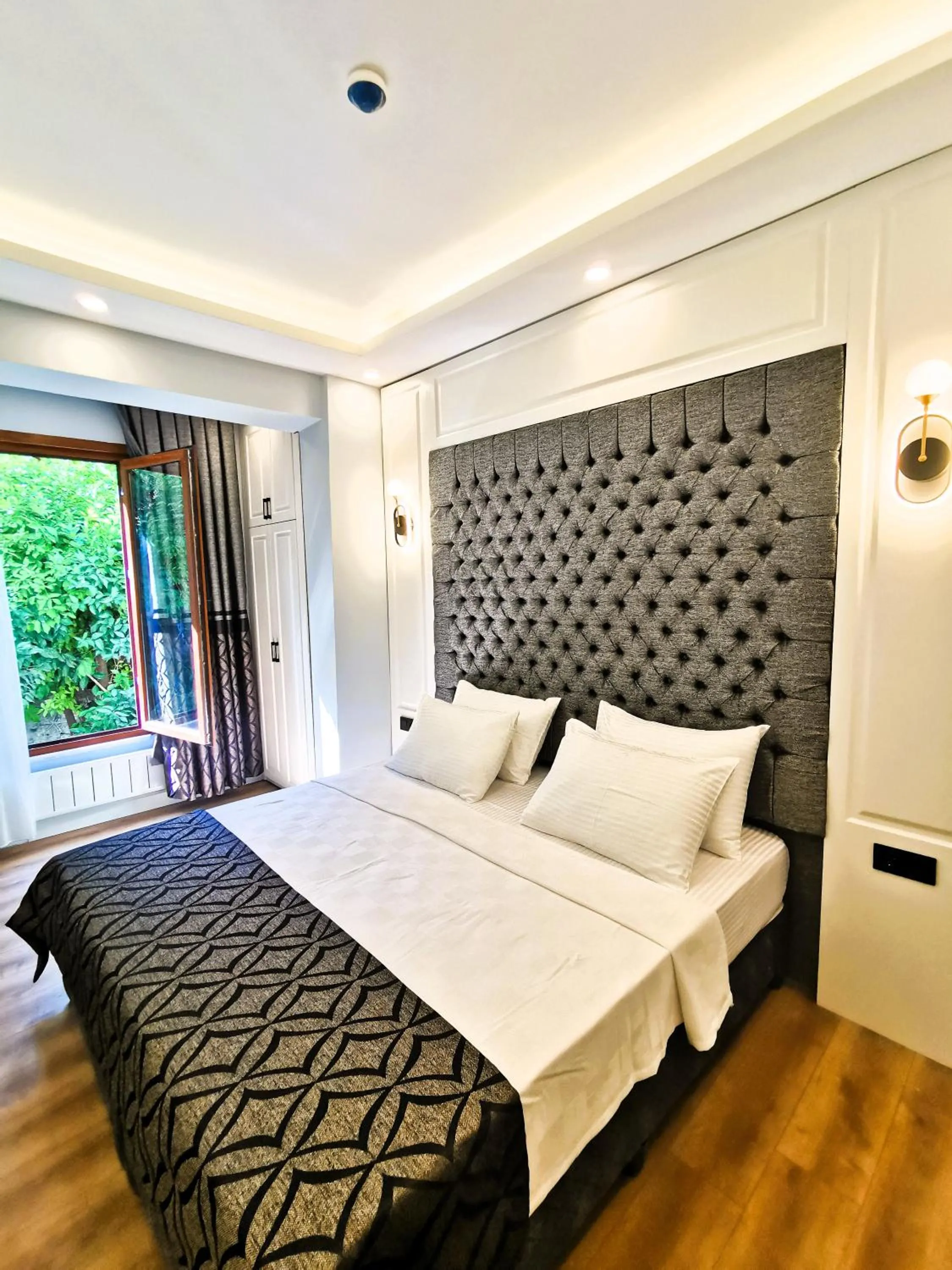 Bed in Luxx Garden Hotel