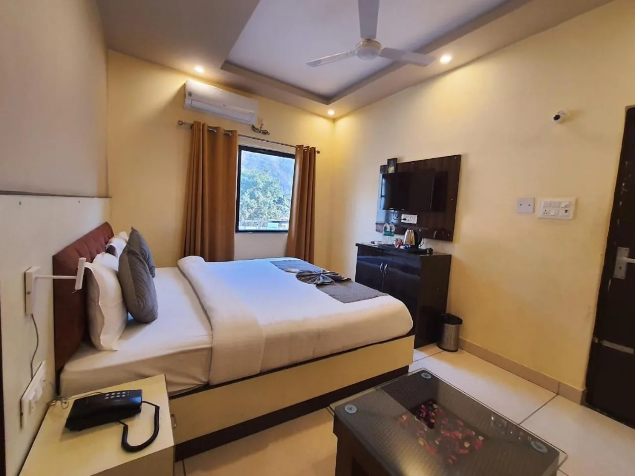 Bedroom, Bed in Tapovan New Residency - 5 minutes walk to Laxman jhula