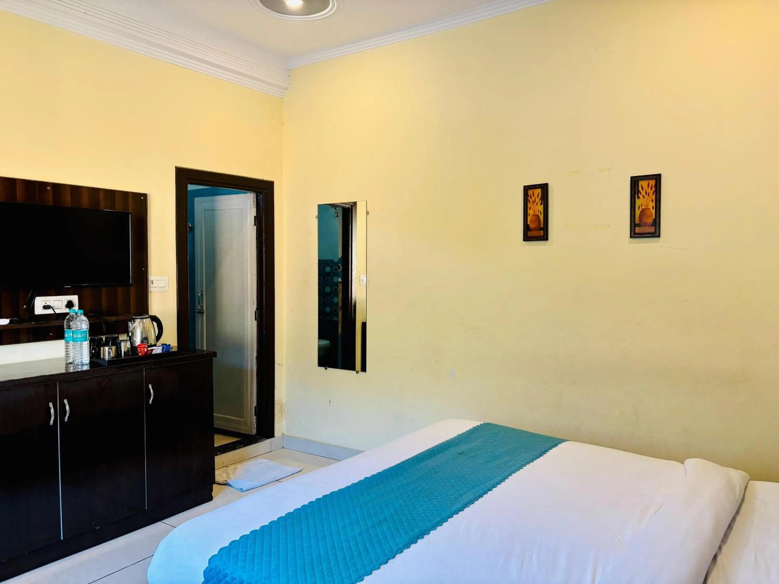 Bedroom, Bed in Tapovan New Residency - 5 minutes walk to Laxman jhula