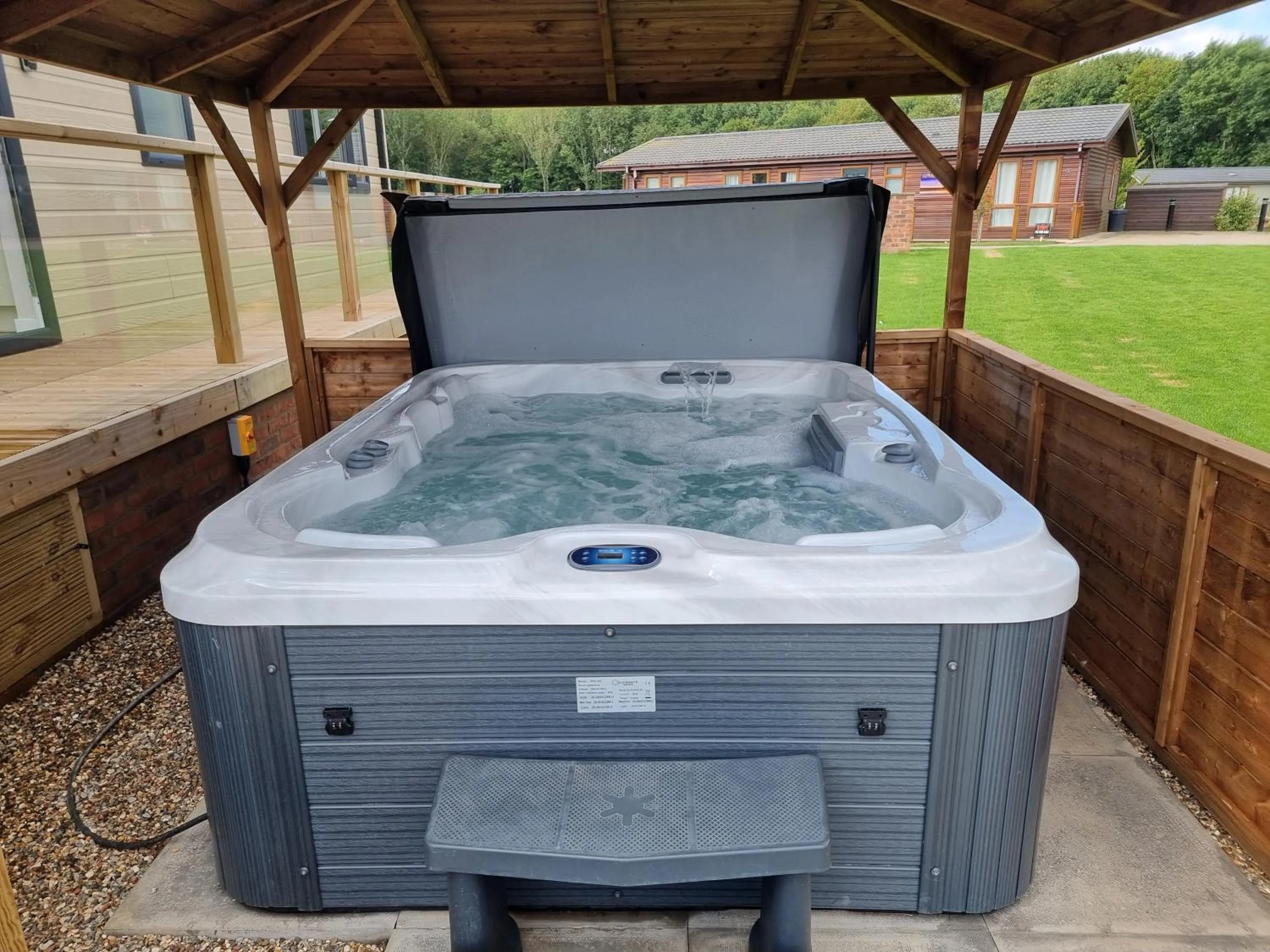 Luxury 2-Bed Lodge in Routh HotTub & Pet Friendly