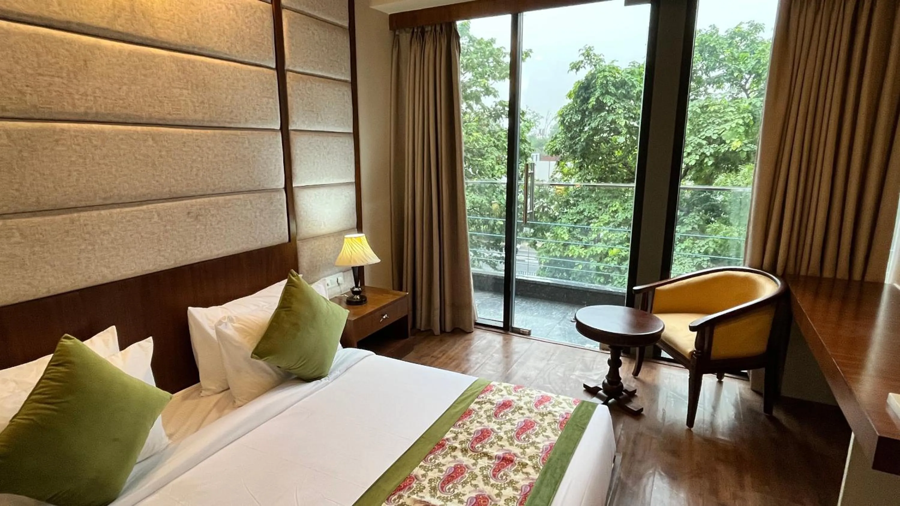 Living room, Bed in IP Royal Hotel - New Delhi