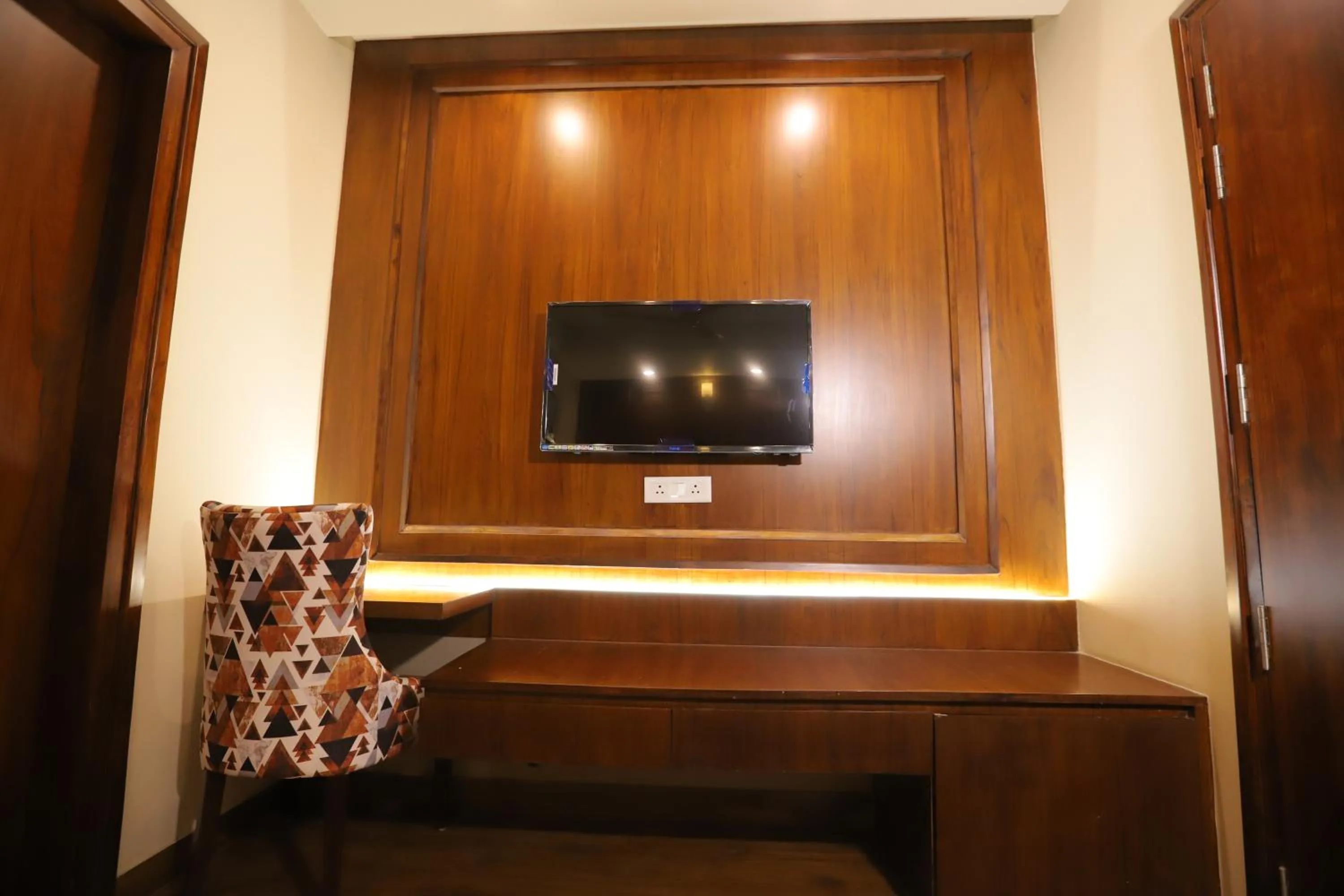 Communal lounge/ TV room in IP Royal Hotel - New Delhi