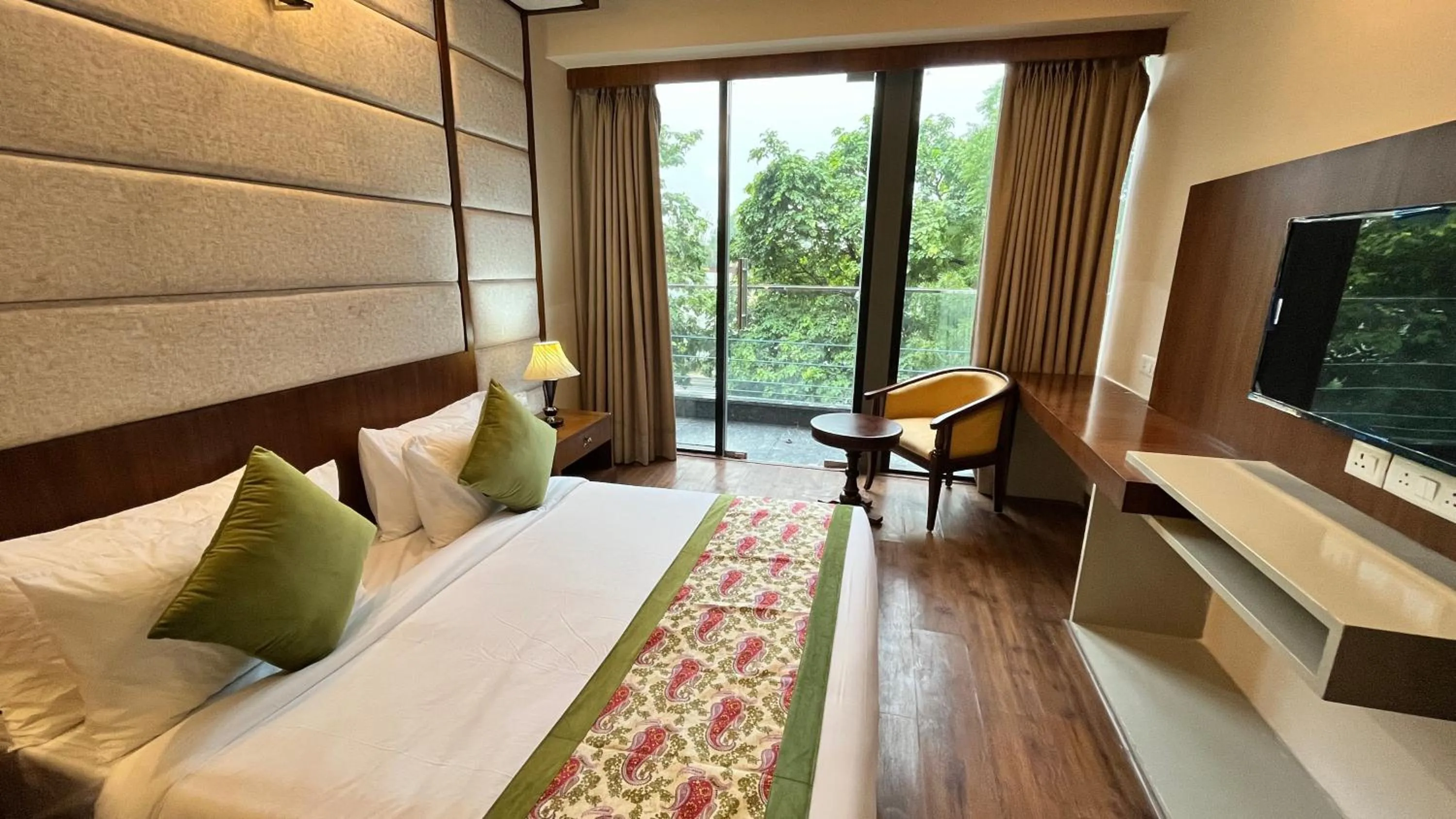 Living room, Bed in IP Royal Hotel - New Delhi