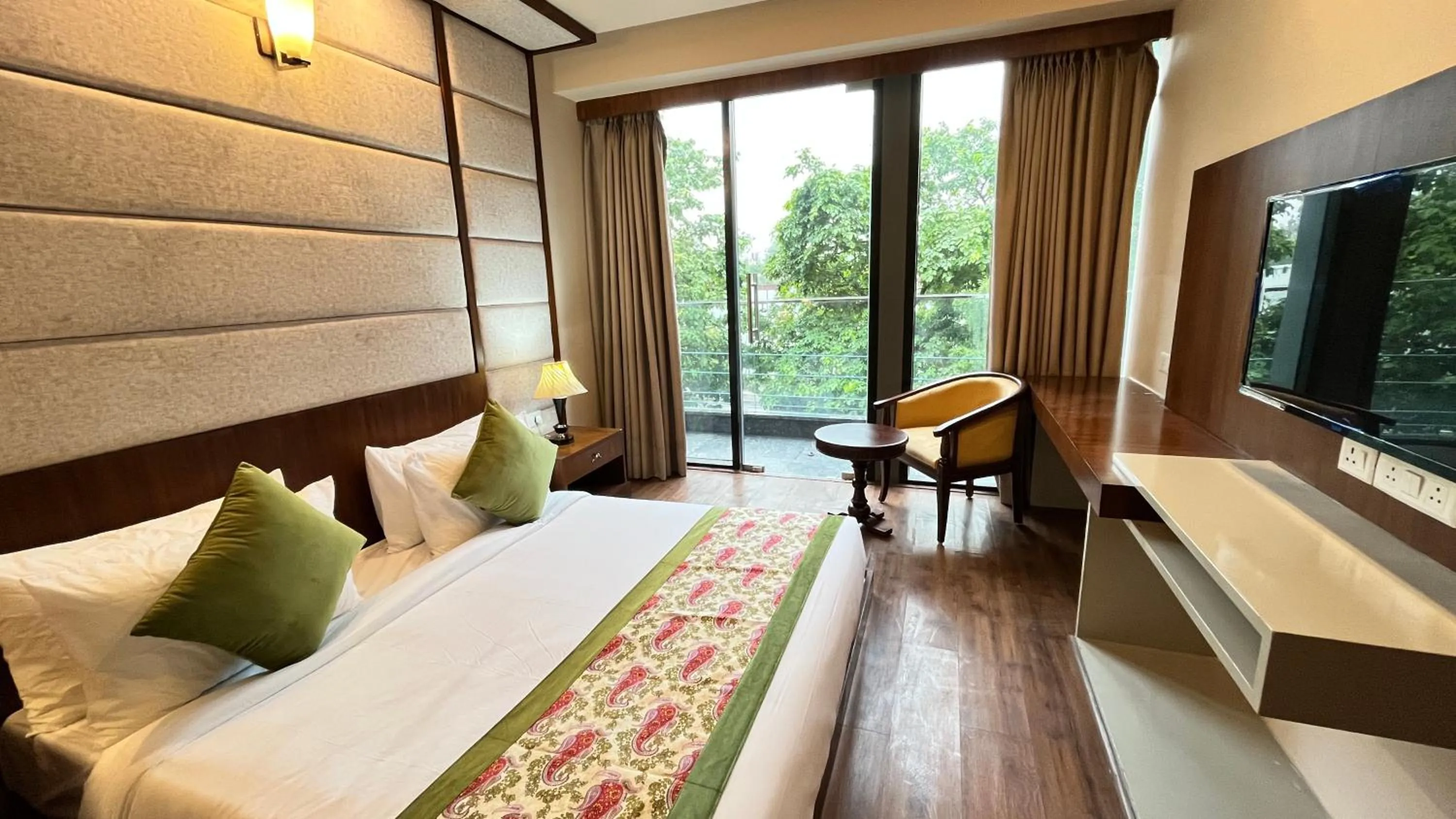 Living room, Bed in IP Royal Hotel - New Delhi