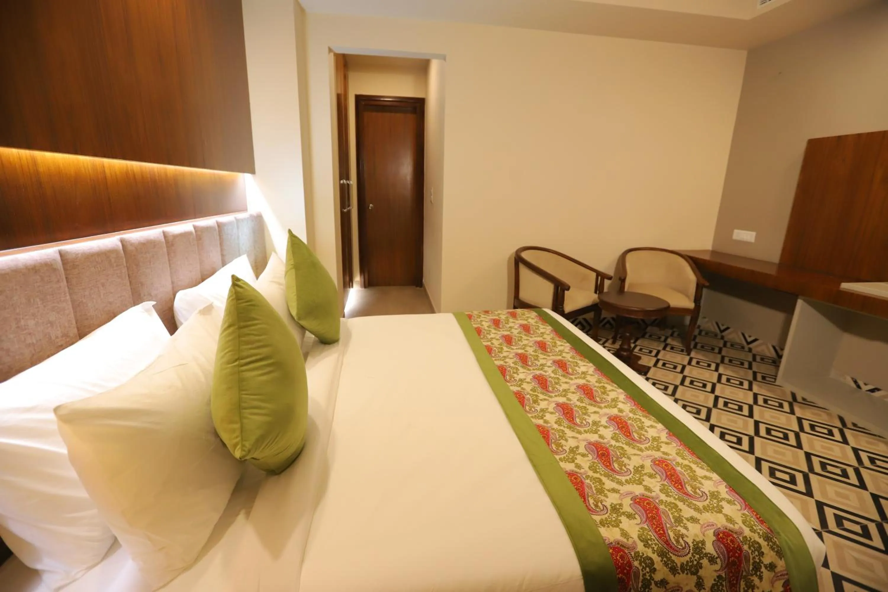 Communal lounge/ TV room, Bed in IP Royal Hotel - New Delhi