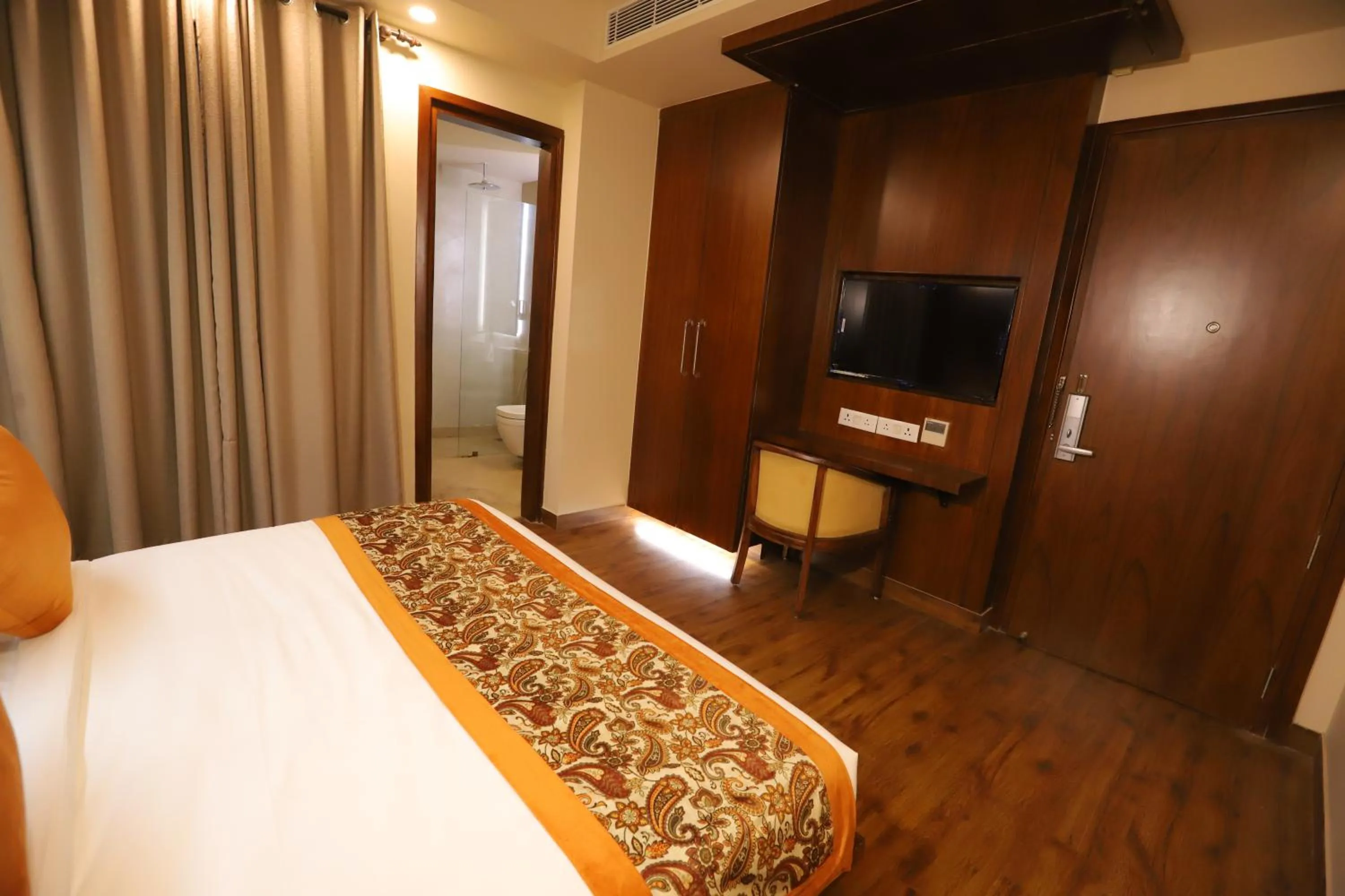 Communal lounge/ TV room, Bed in IP Royal Hotel - New Delhi