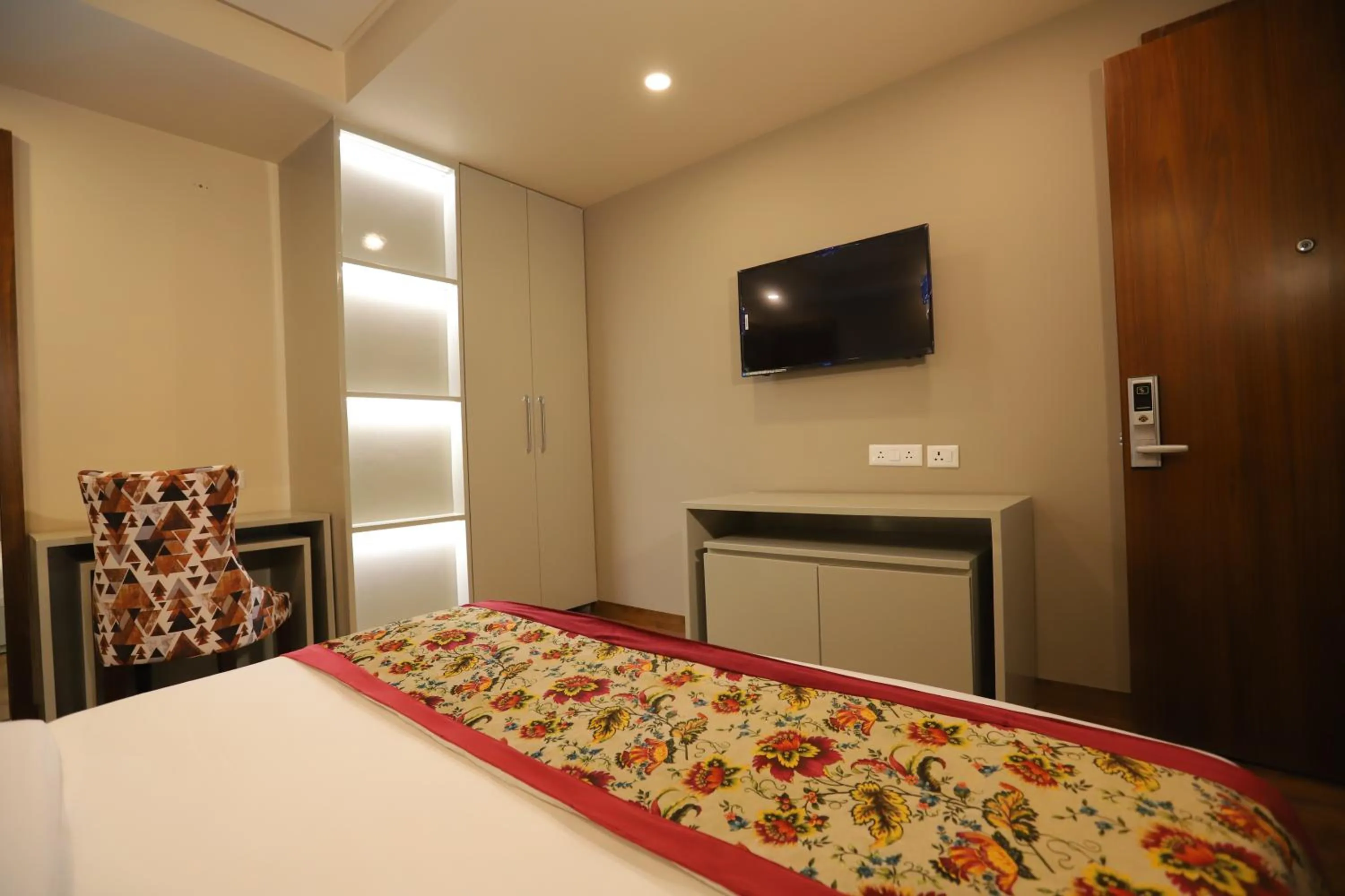 Communal lounge/ TV room, Bed in IP Royal Hotel - New Delhi