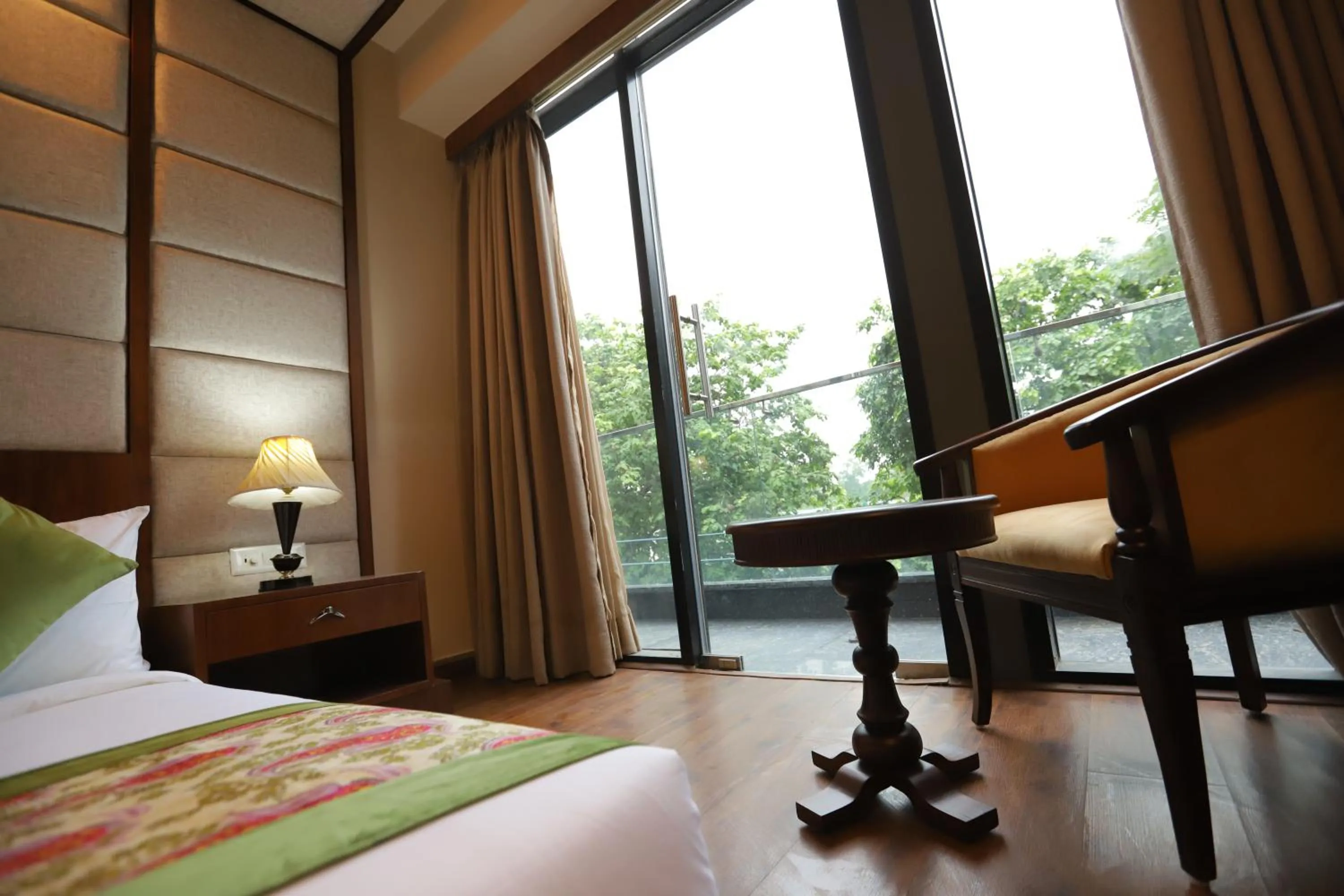 Living room, Bed in IP Royal Hotel - New Delhi