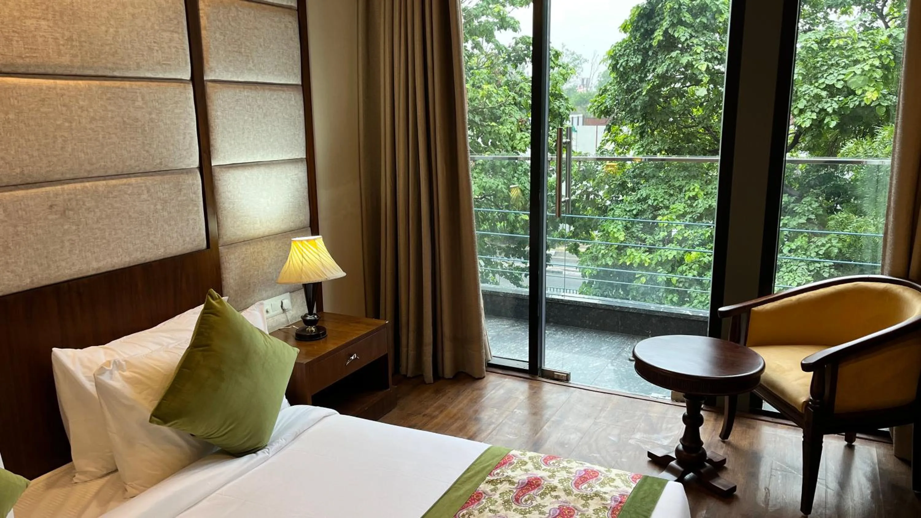 Living room, Bed in IP Royal Hotel - New Delhi