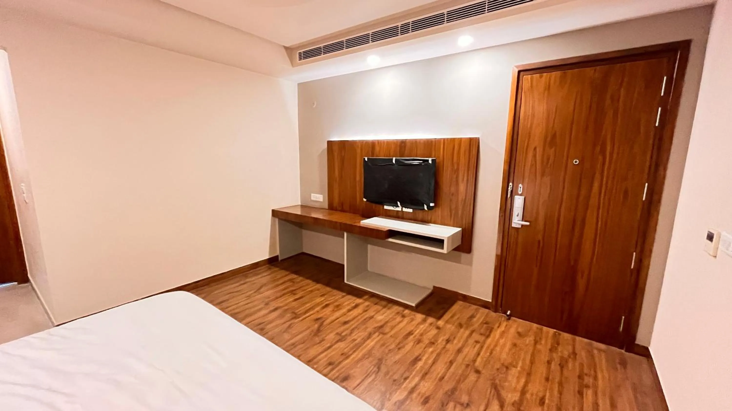 Communal lounge/ TV room, Bed in IP Royal Hotel - New Delhi