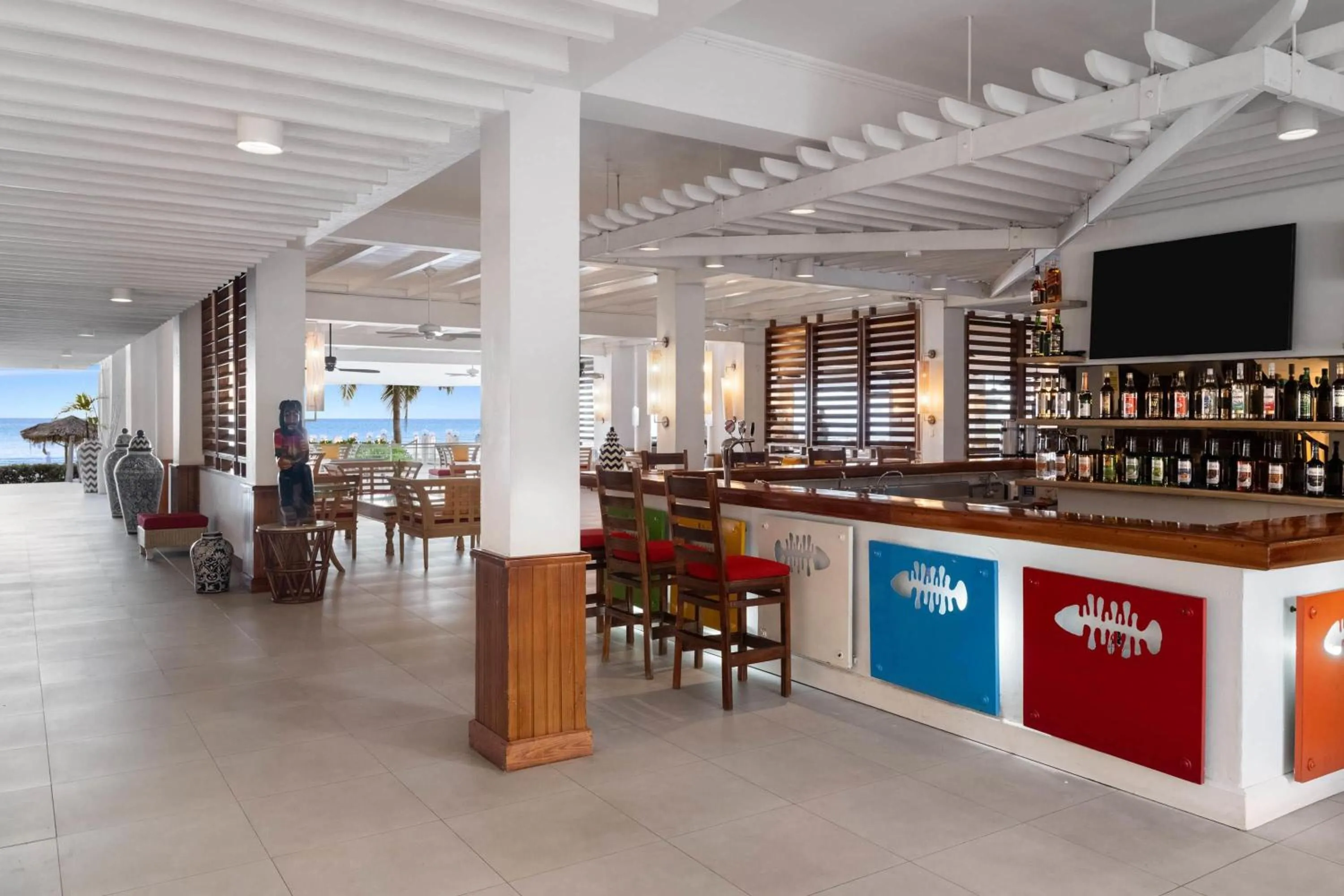 Communal lounge/ TV room in Grand Decameron Montego Beach, A Trademark All-Inclusive Resort