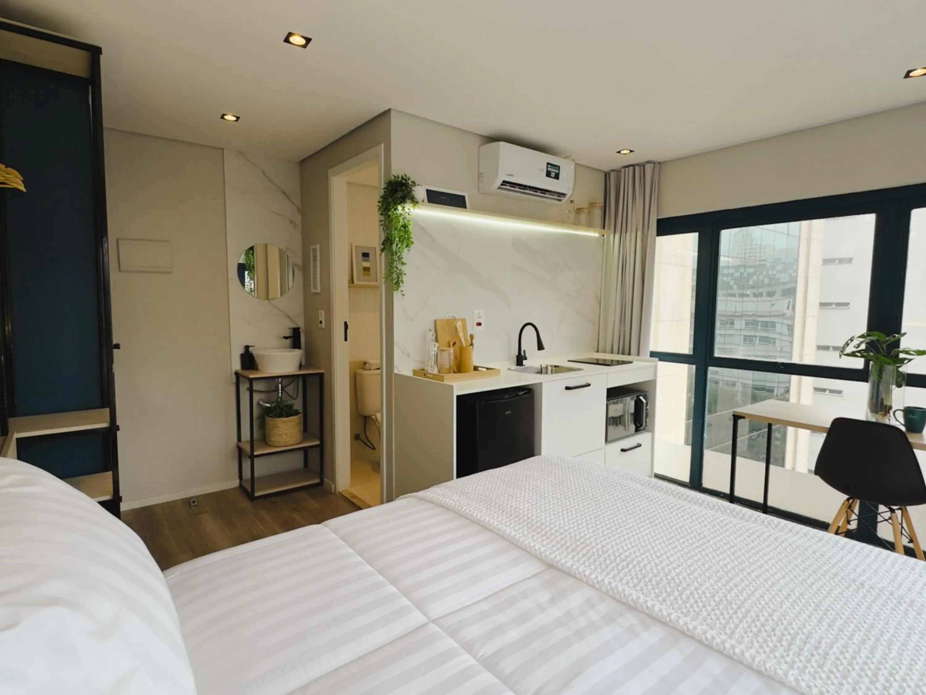 Kitchen or kitchenette, Bed in Apê Paulista Bela Cintra