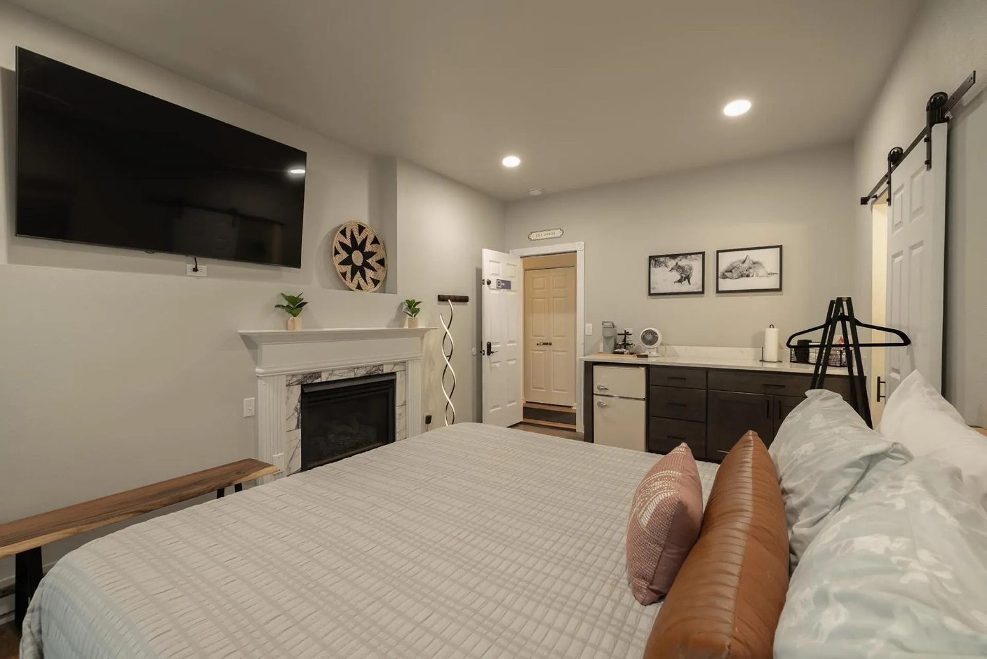 Photo of the whole room, Bed in Winter Park Chateau