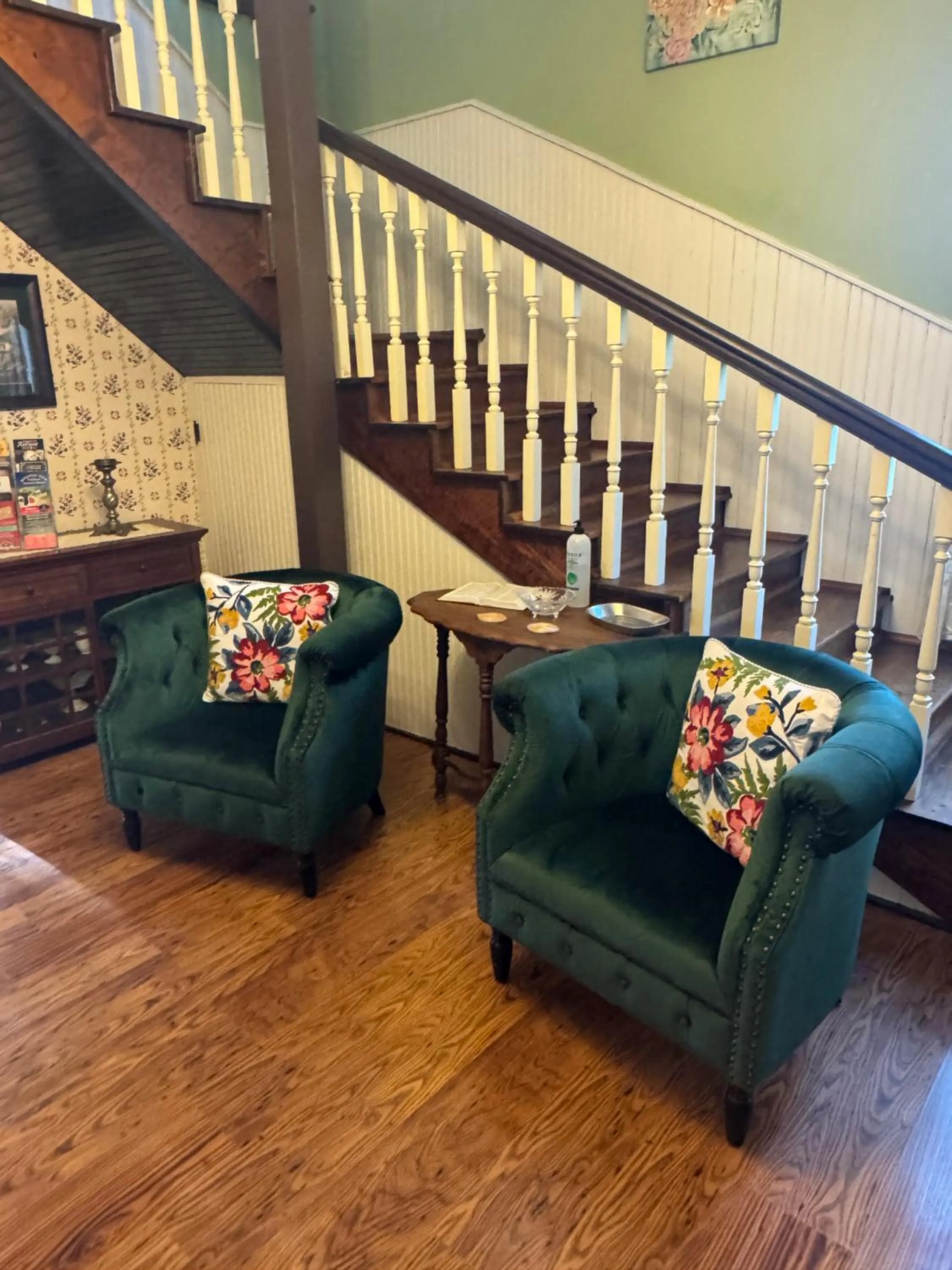 Living room in Ozark Country Inn