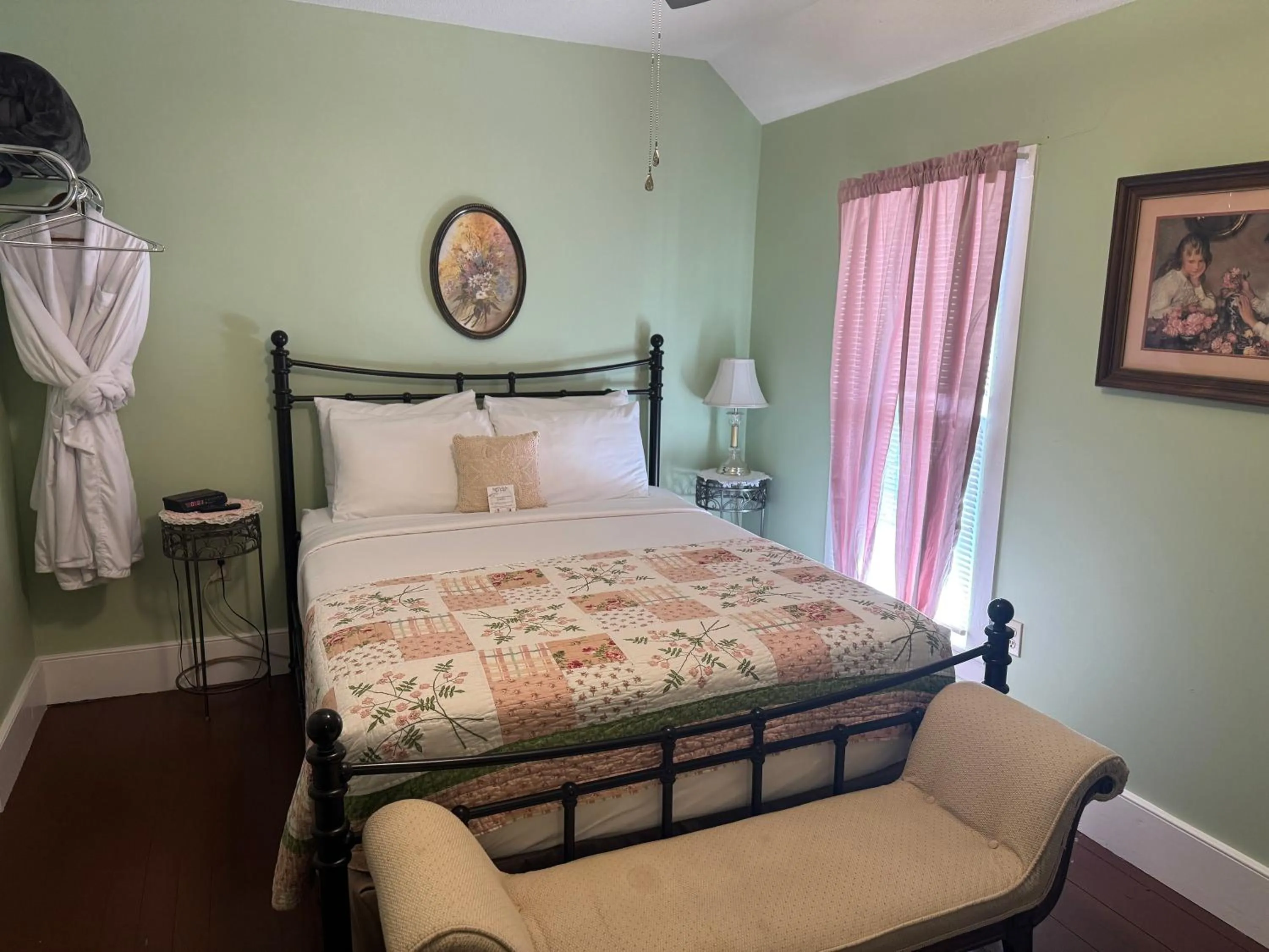 Bed in Ozark Country Inn