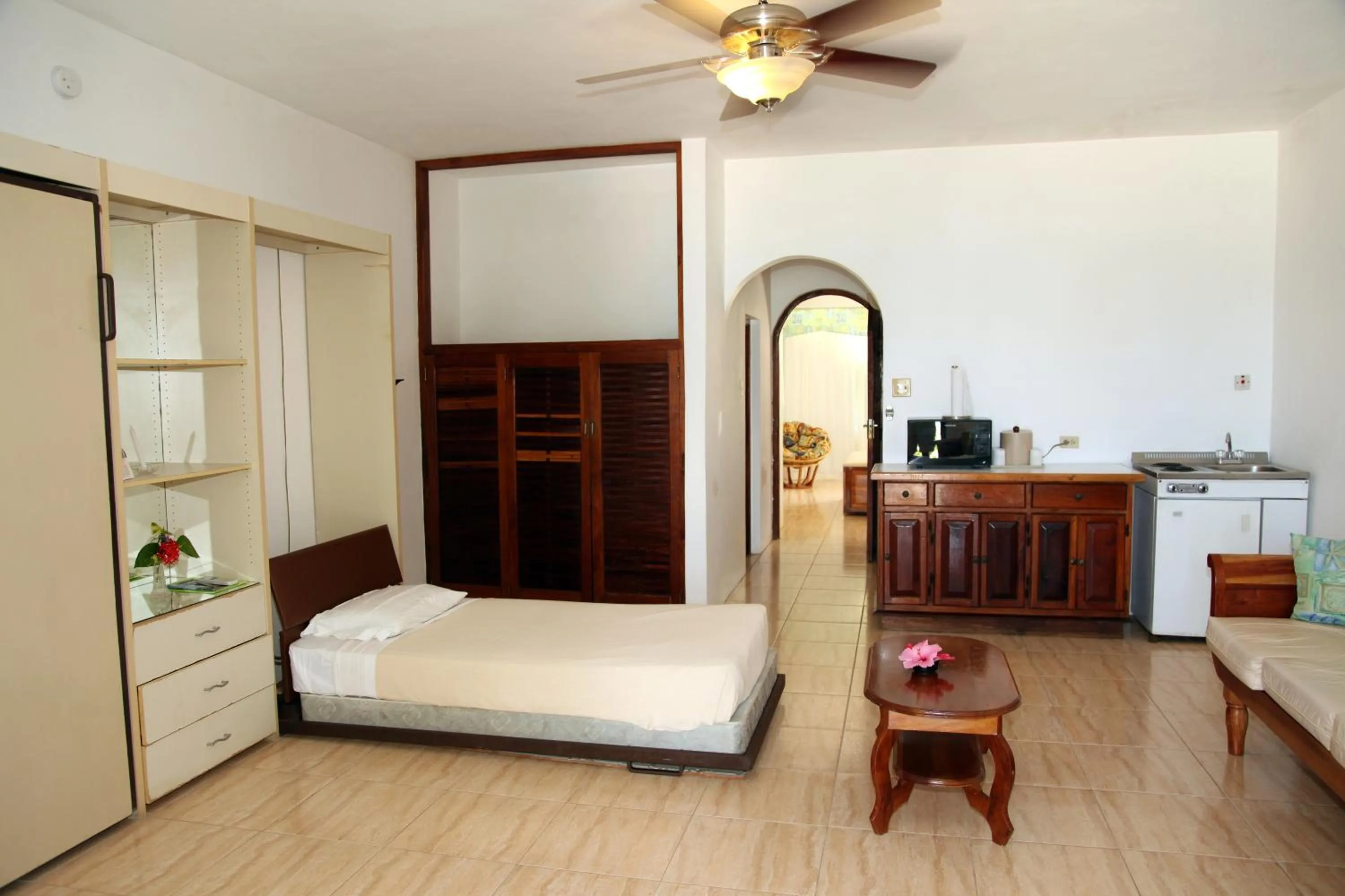 Photo of the whole room, Bed in Negril Treehouse Resort