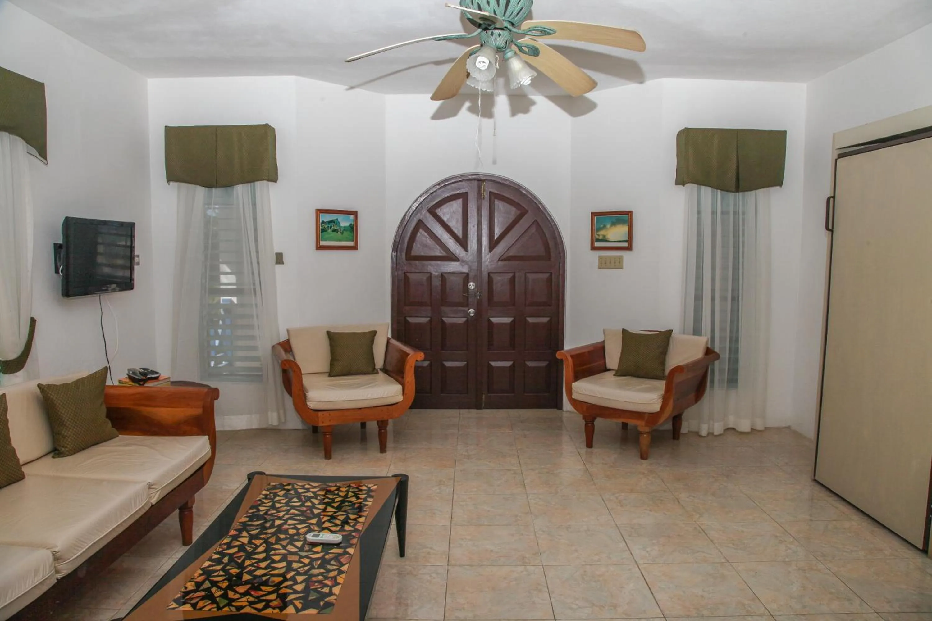 Photo of the whole room in Negril Treehouse Resort