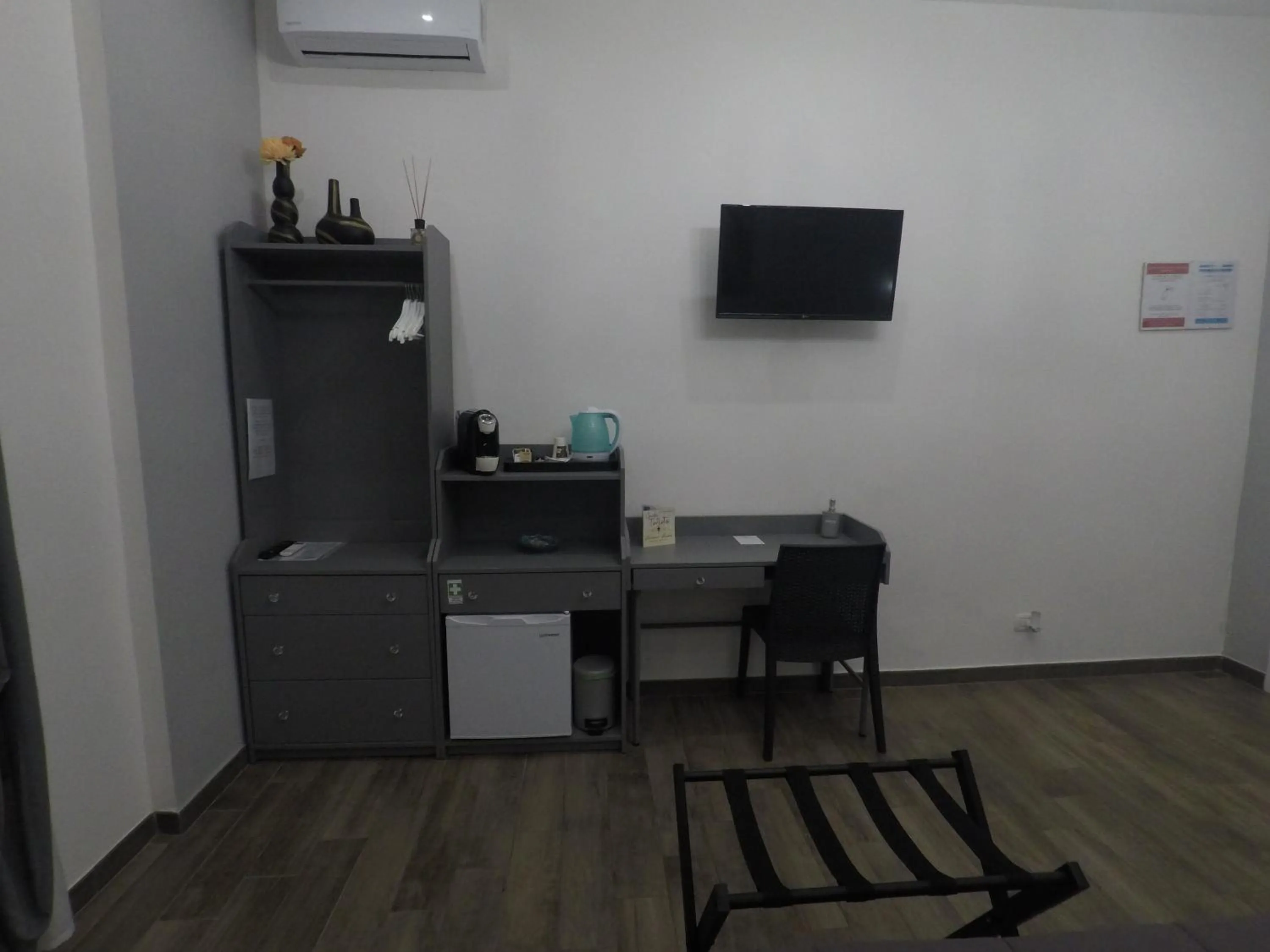 Coffee/tea facilities in Karina's Rooms