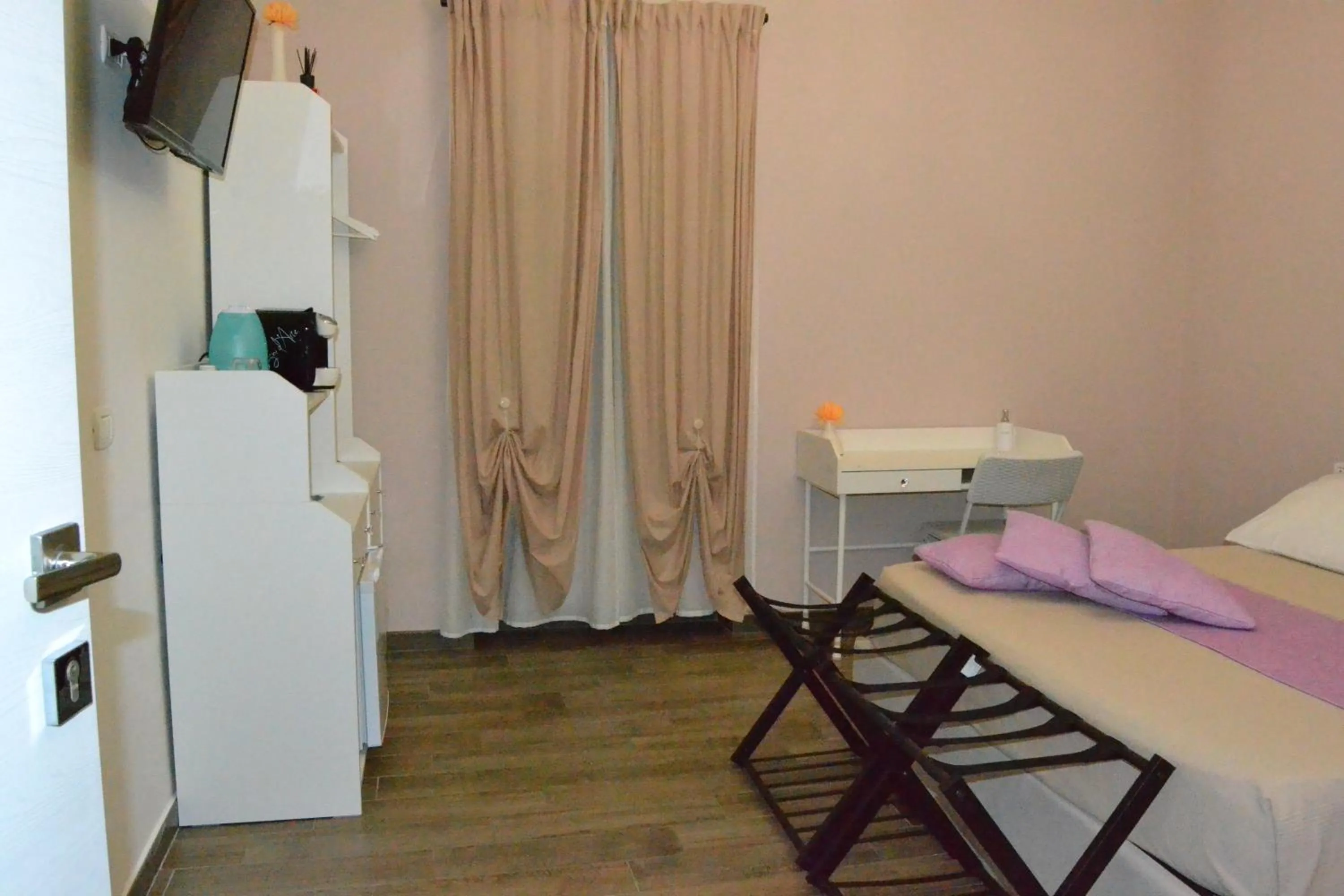 Kitchen or kitchenette, Bed in Karina's Rooms