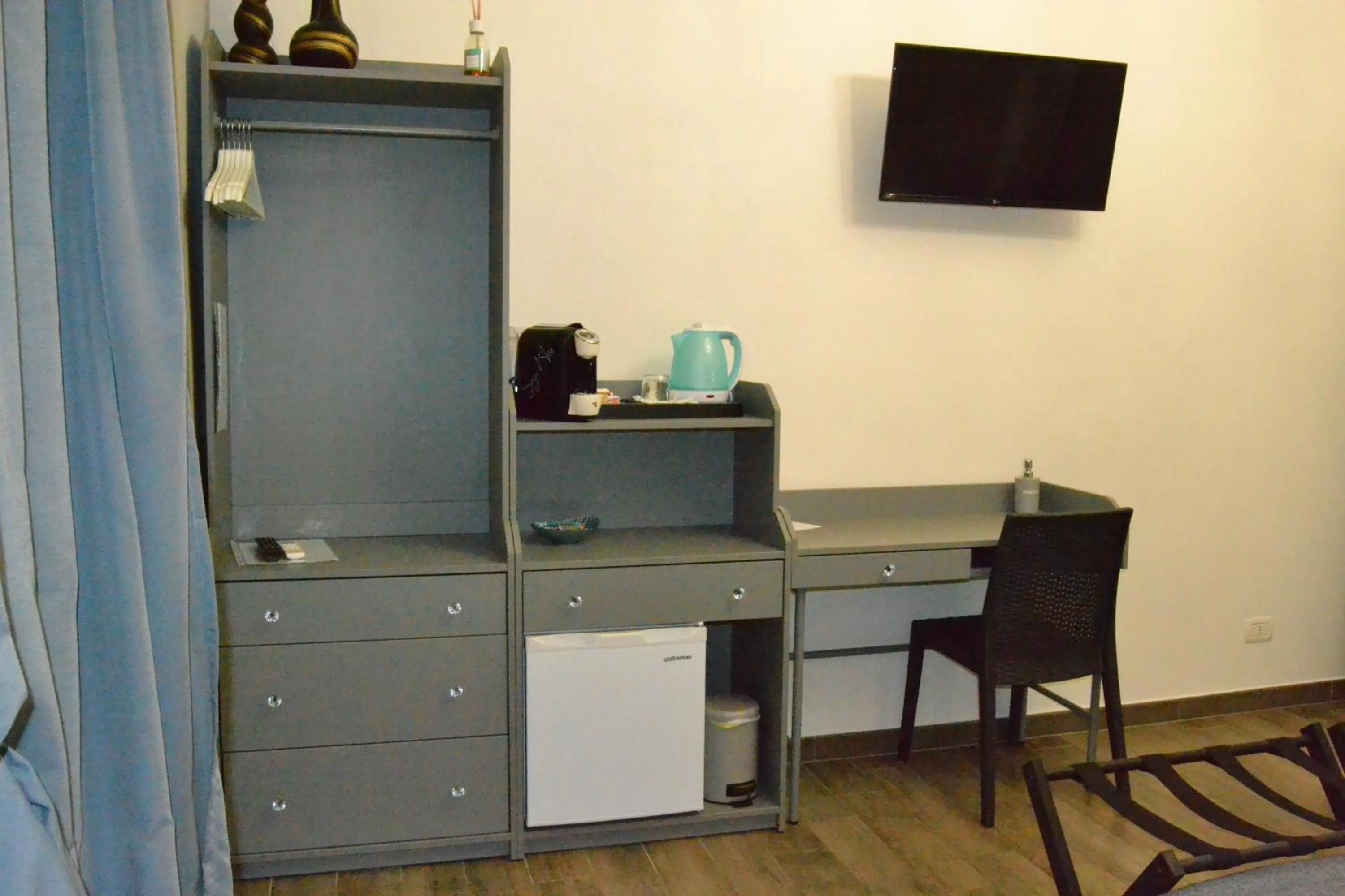 TV and multimedia, TV/Entertainment Center in Karina's Rooms