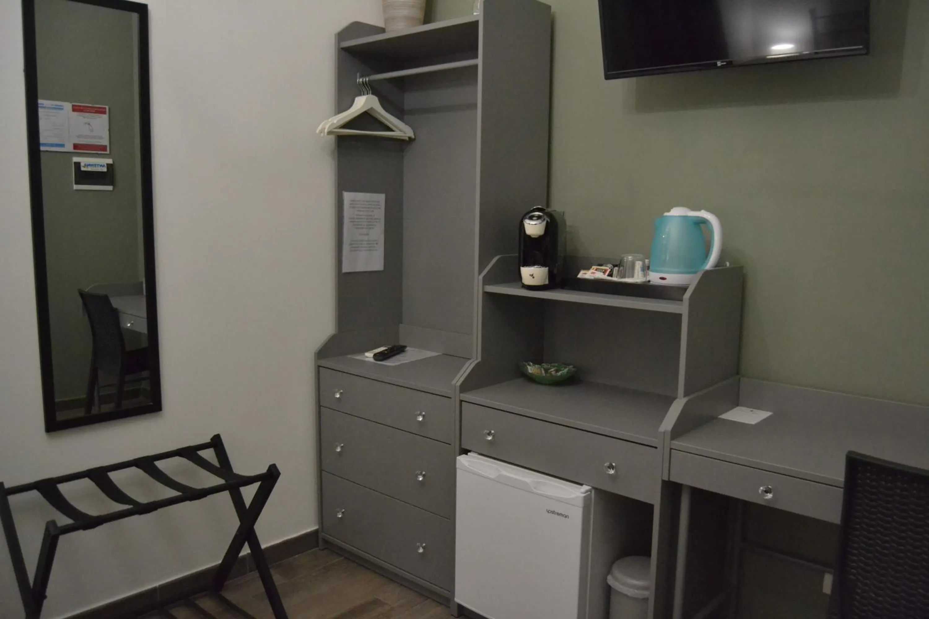 Coffee/tea facilities, TV/Entertainment Center in Karina's Rooms