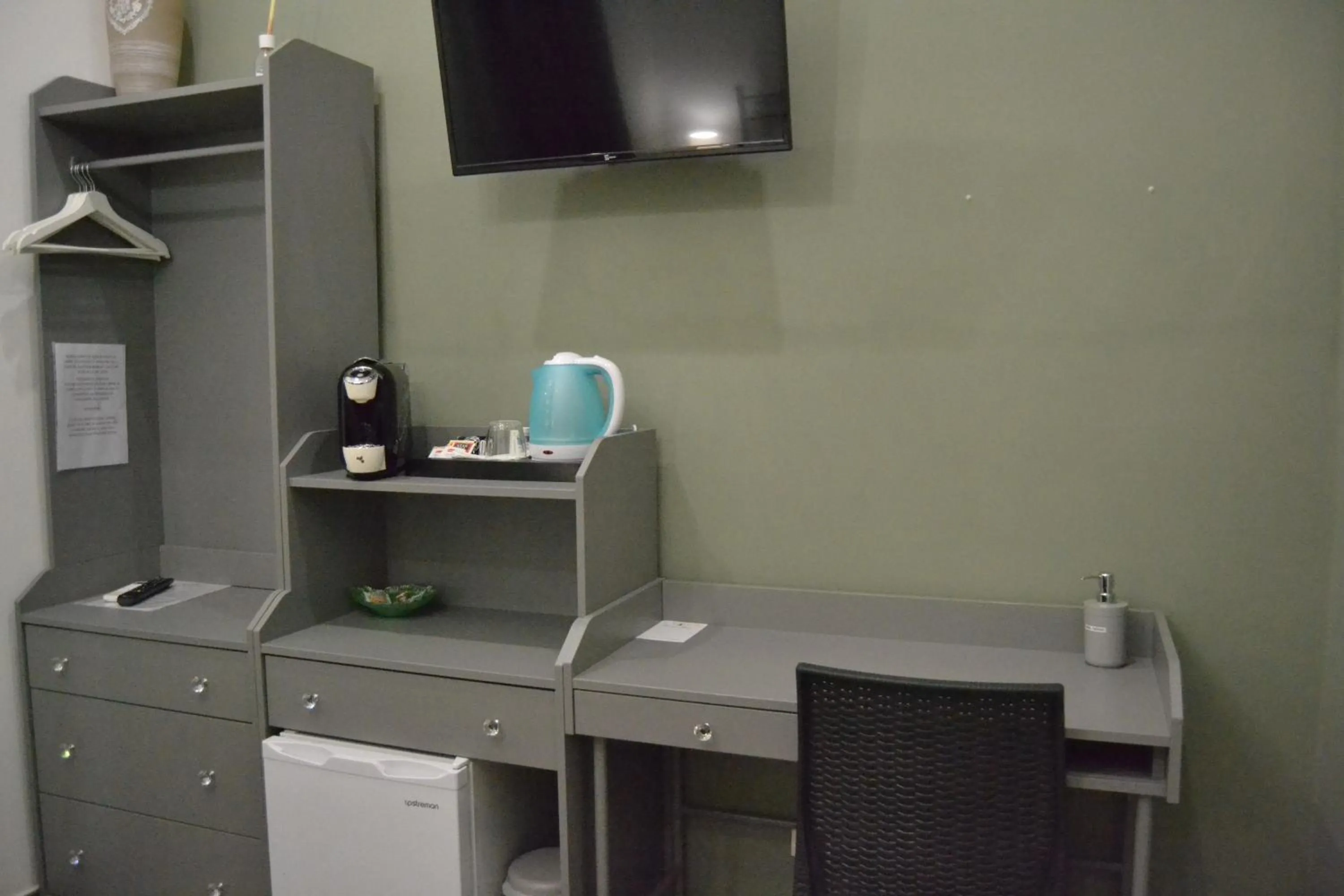 TV and multimedia, TV/Entertainment Center in Karina's Rooms