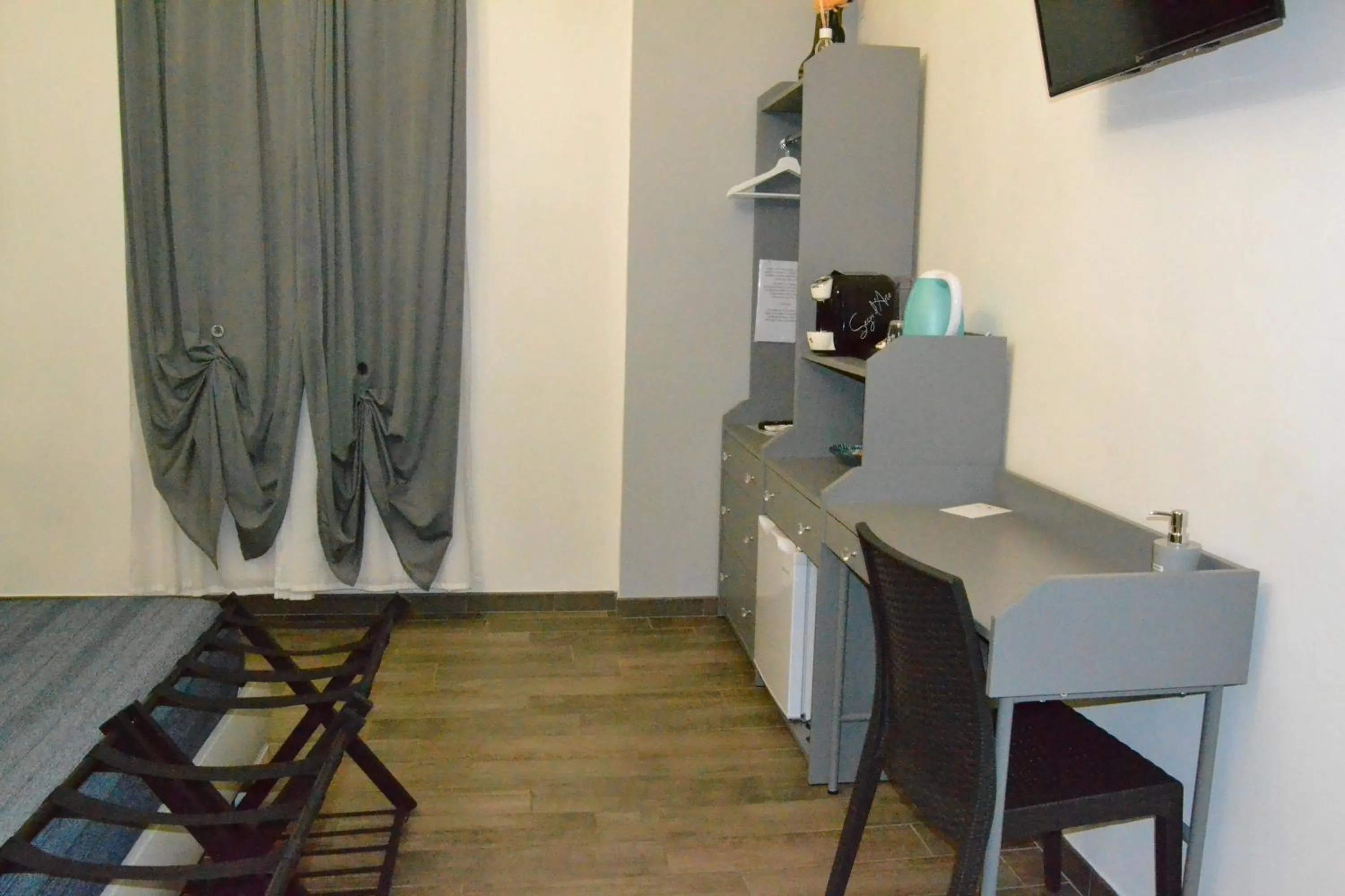 TV and multimedia, TV/Entertainment Center in Karina's Rooms