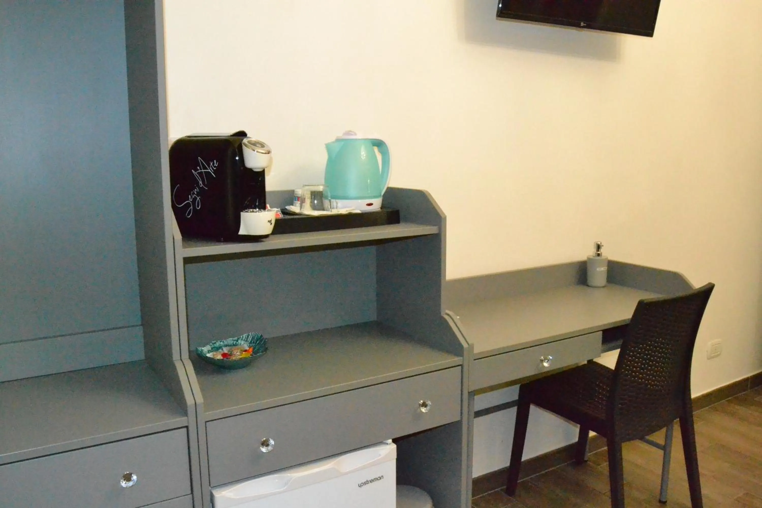 Coffee/tea facilities, TV/Entertainment Center in Karina's Rooms