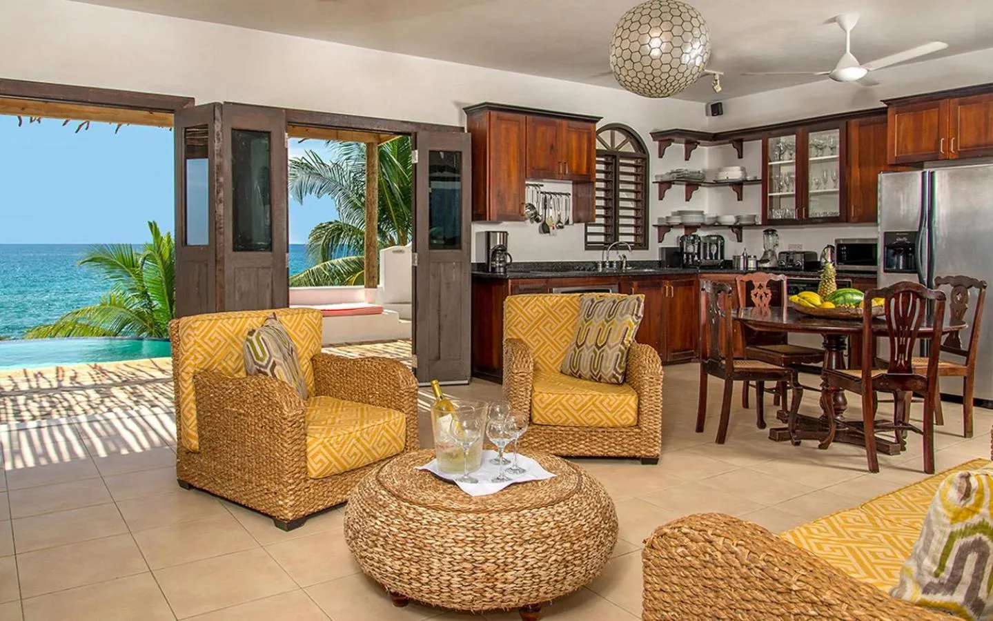 Kitchen or kitchenette in Jakes Hotel