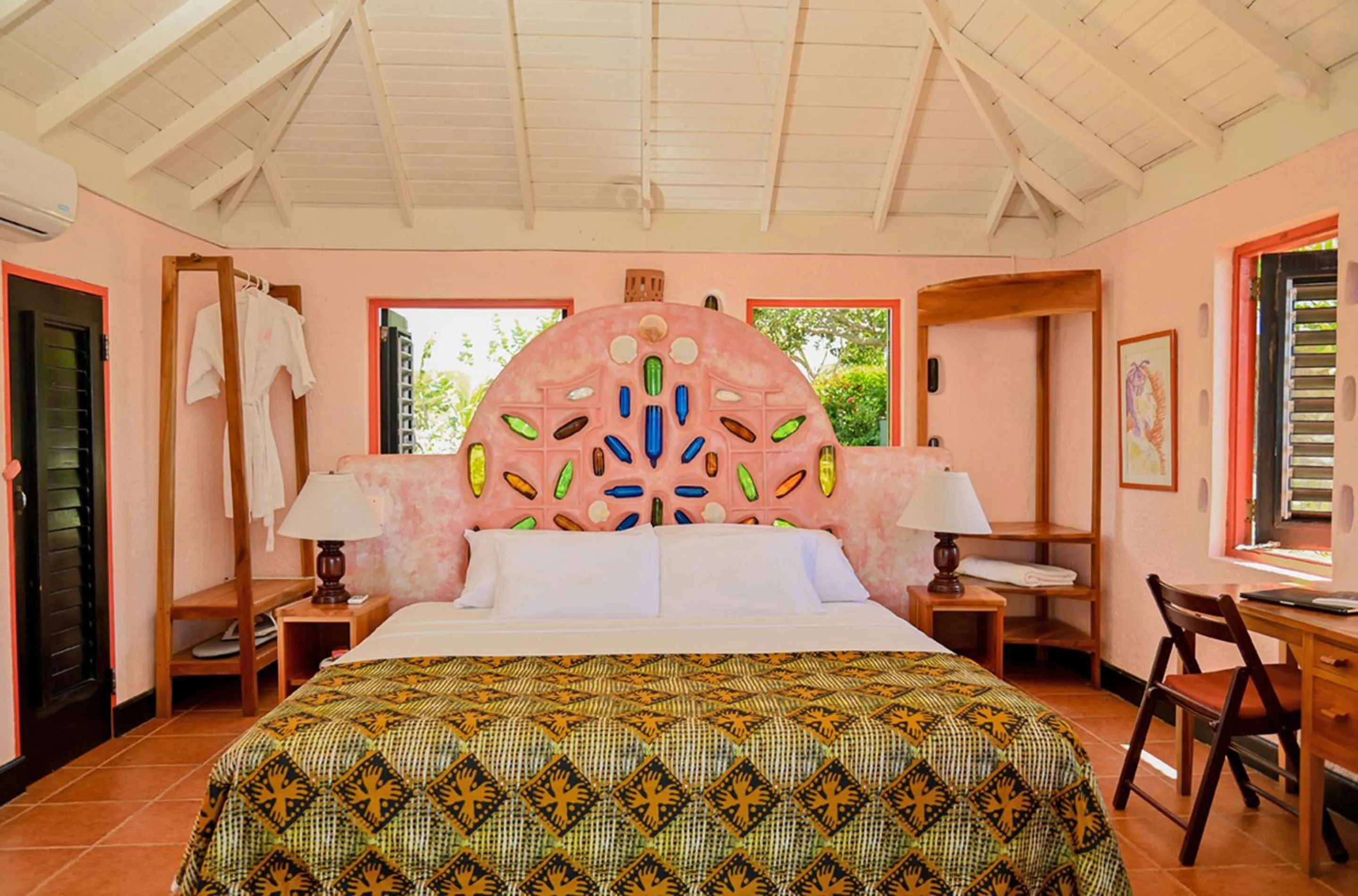 Bedroom in Jakes Hotel