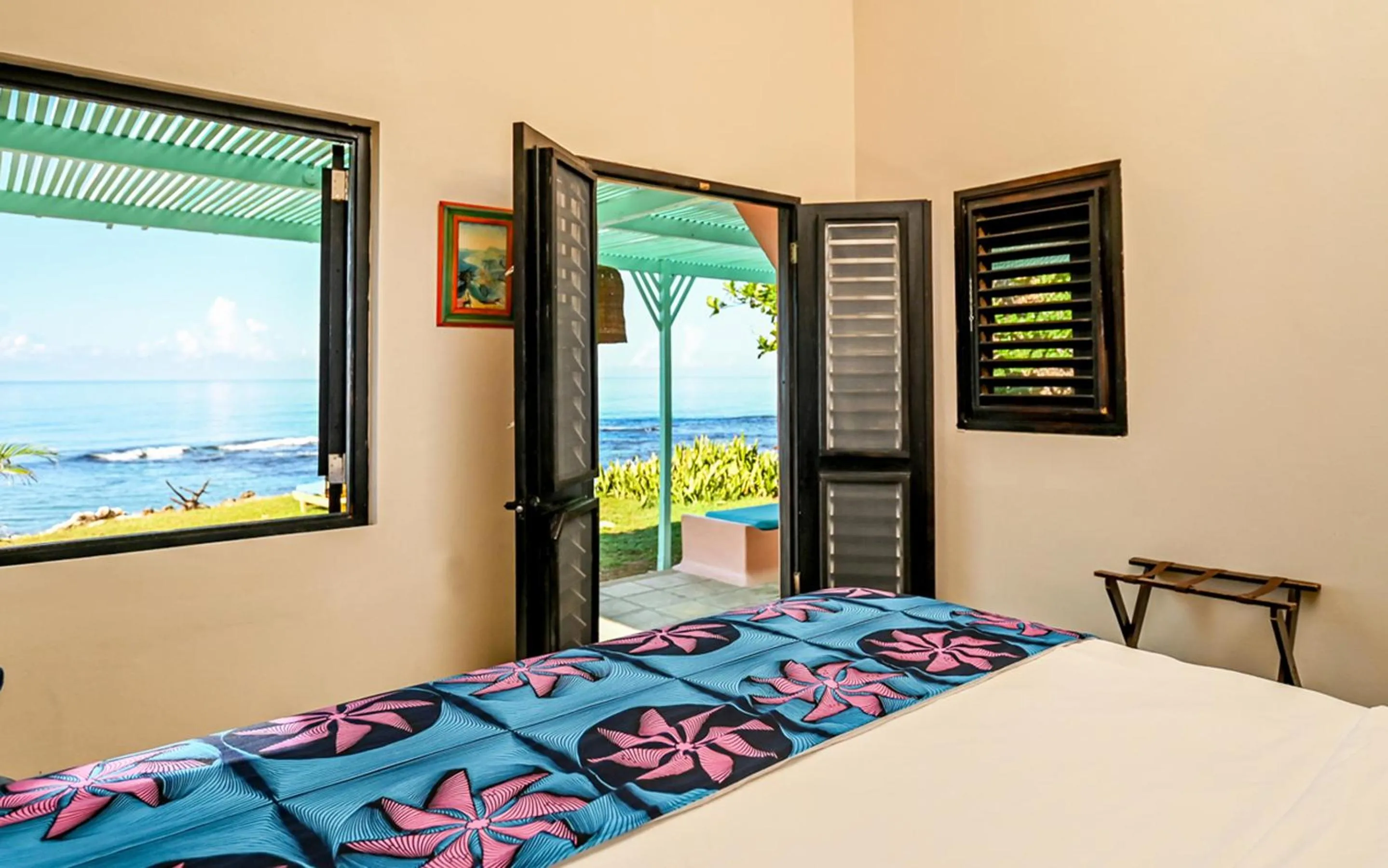 Bedroom in Jakes Hotel