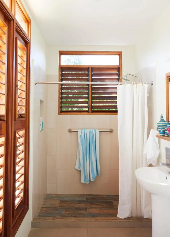 Bathroom in Jakes Hotel