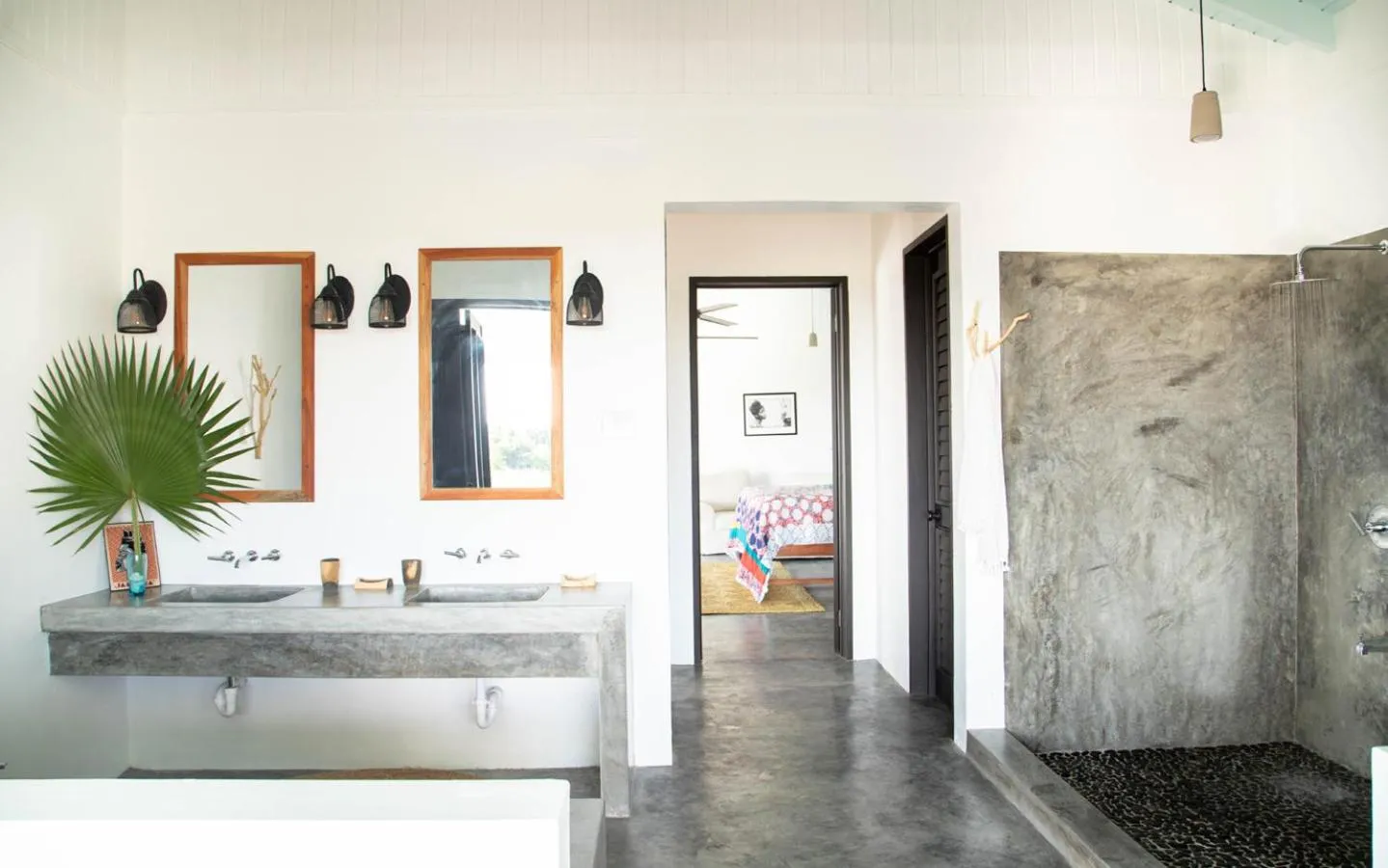 Bathroom in Jakes Hotel