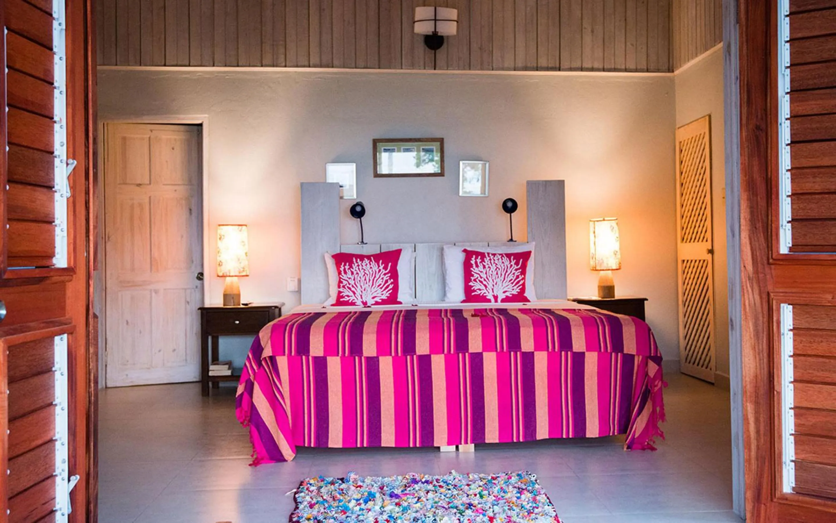 Bedroom in Jakes Hotel