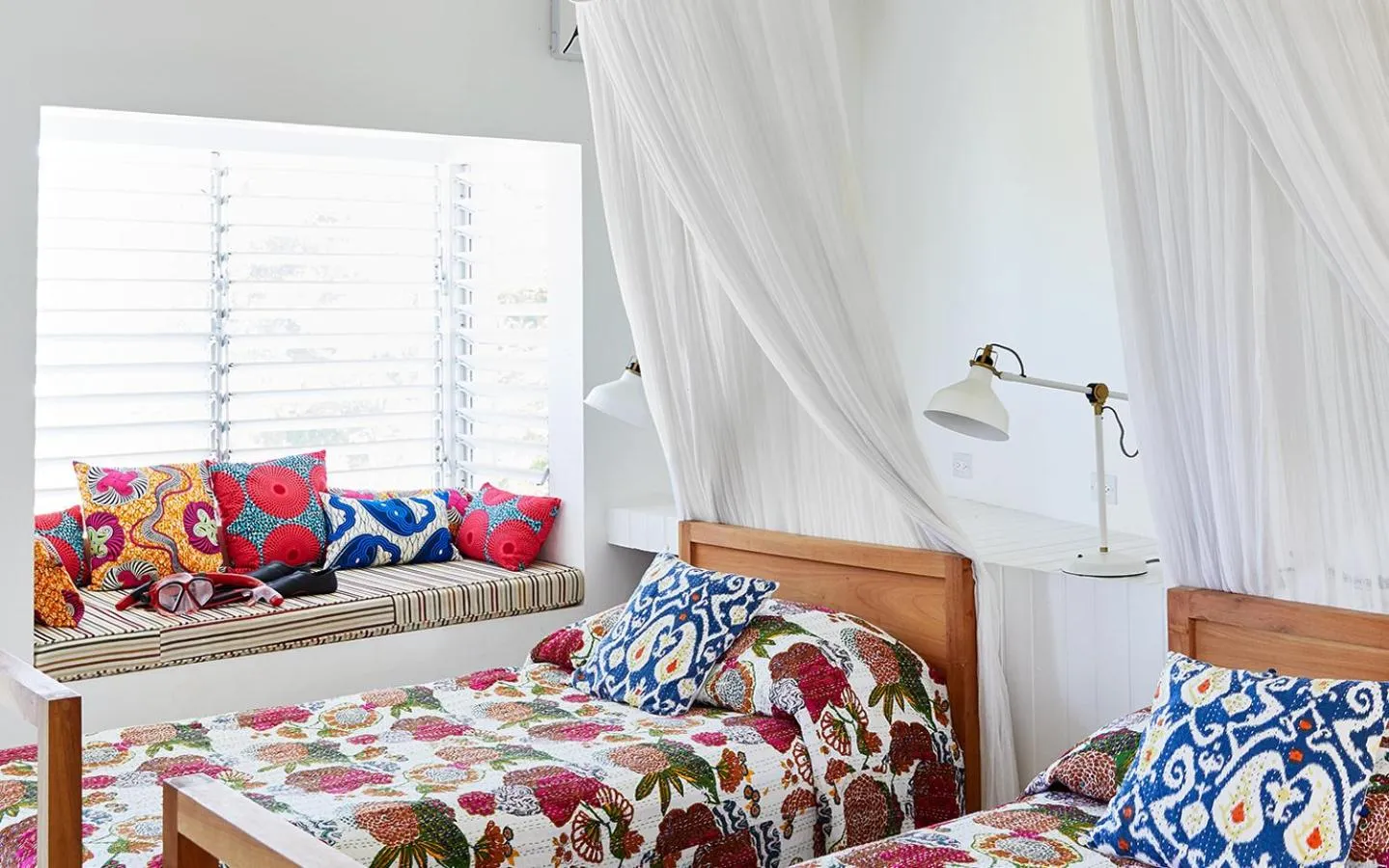 Bedroom in Jakes Hotel