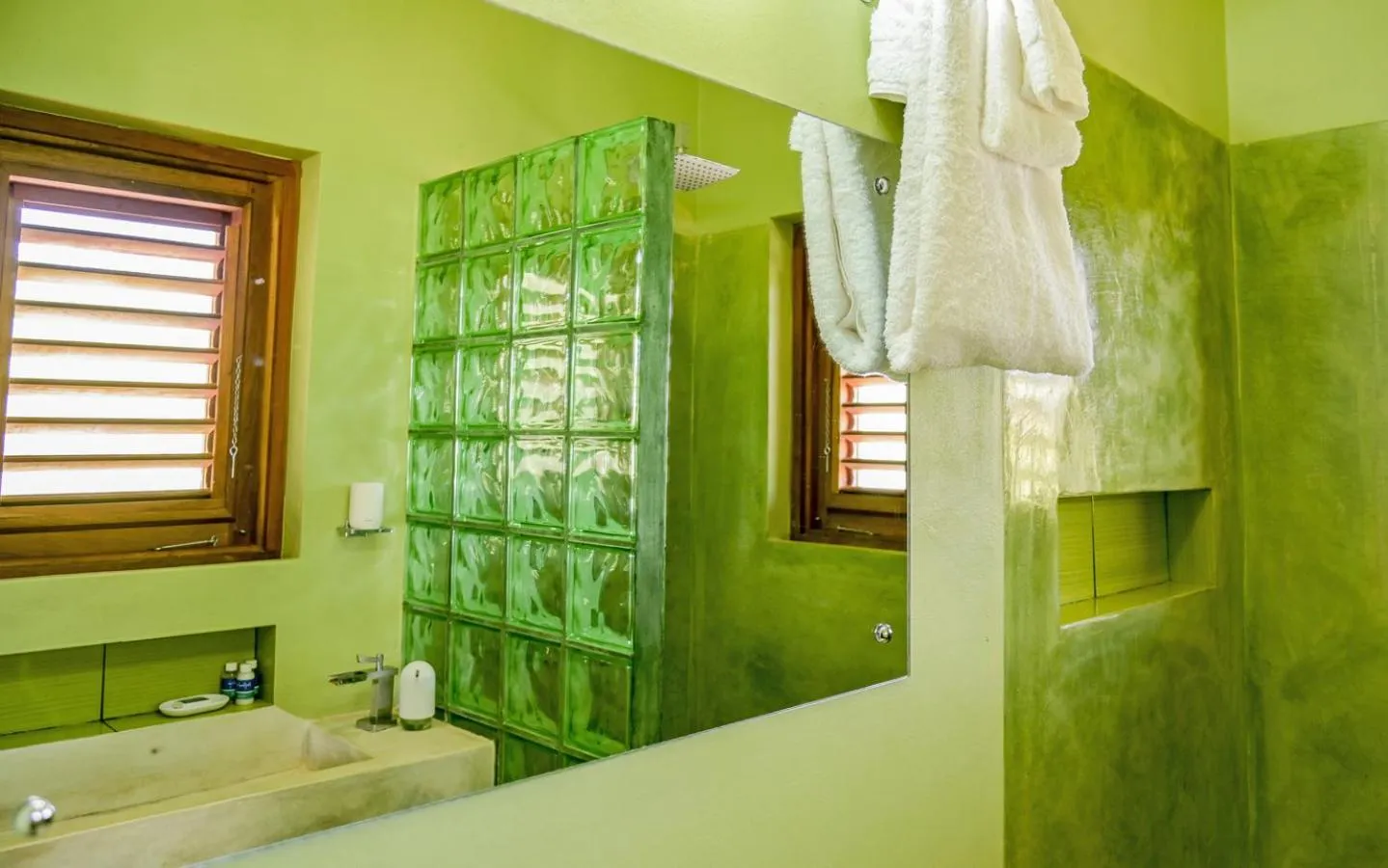 Bathroom in Jakes Hotel