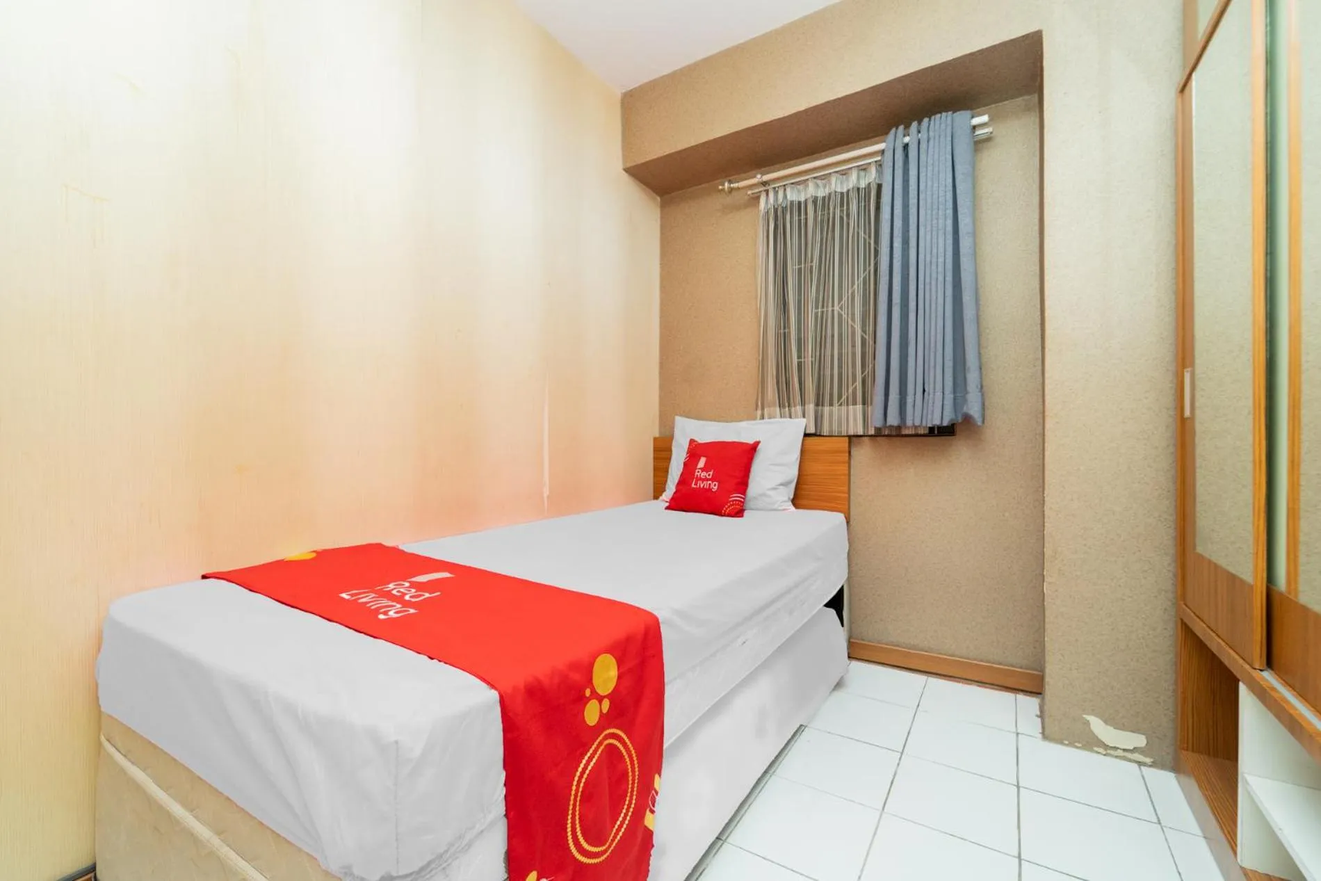 Bedroom, Bed in RedLiving Apartemen Gateway Cicadas - DB Room