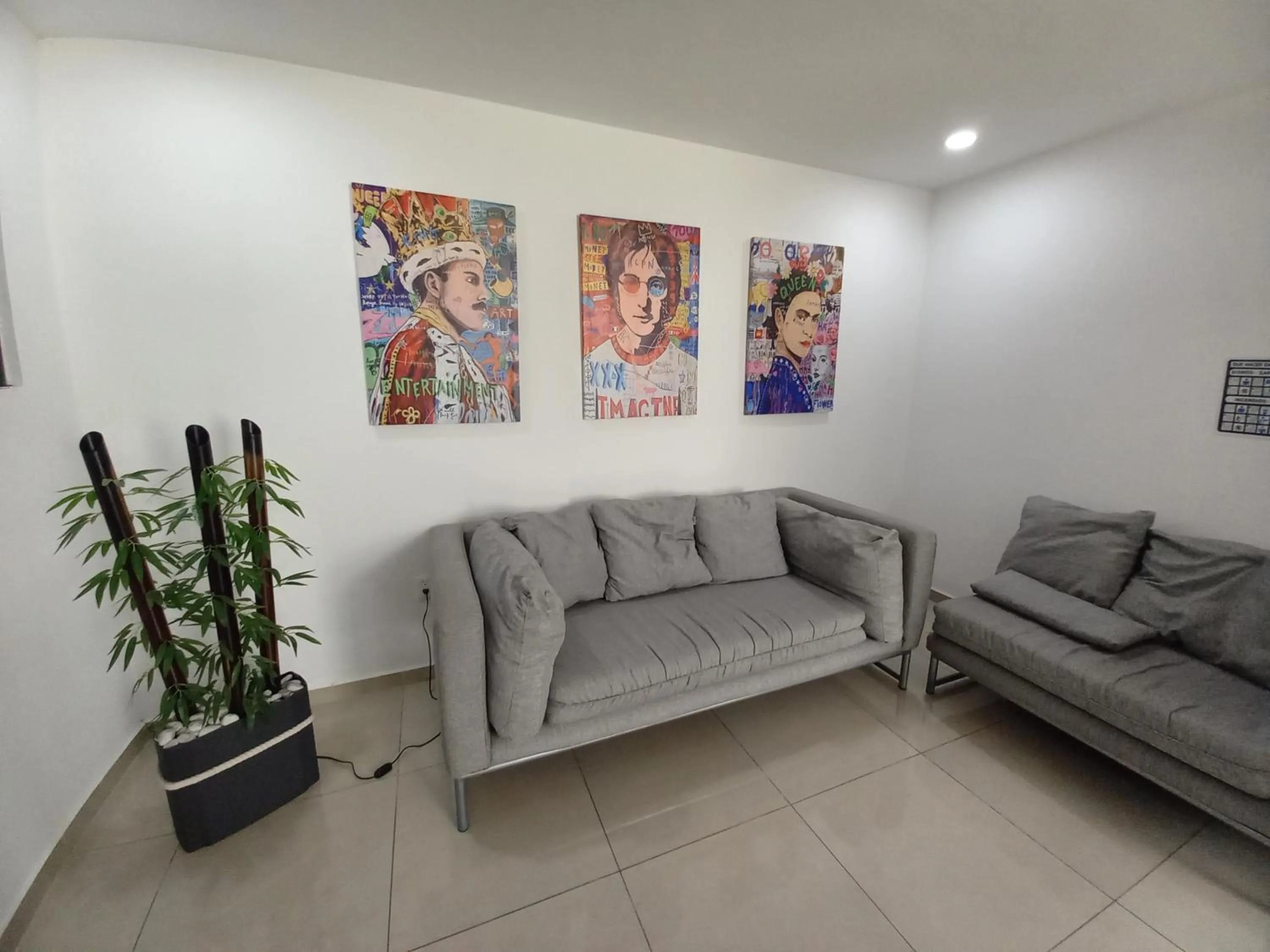 Seating area in Capital O Tu Estancia