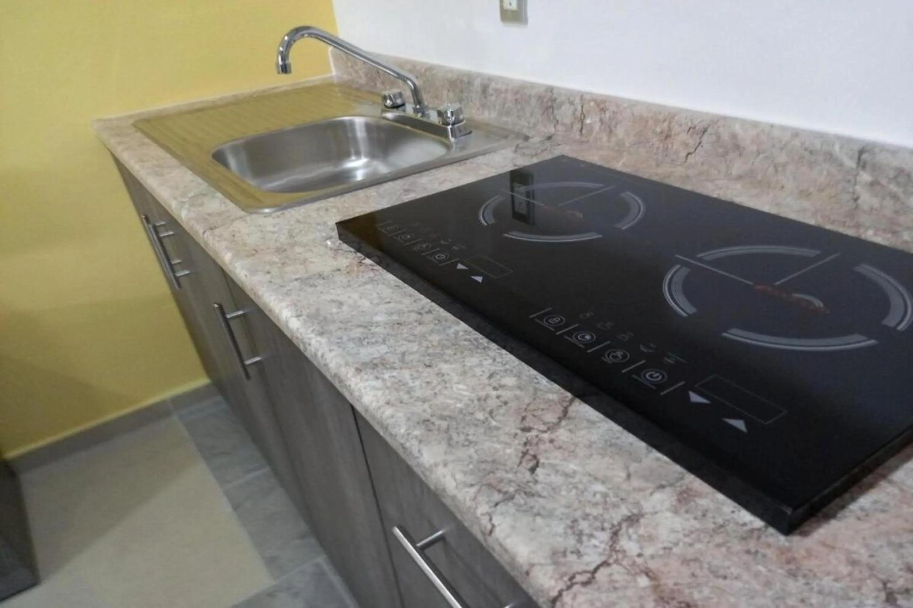 Kitchen or kitchenette in Capital O Tu Estancia