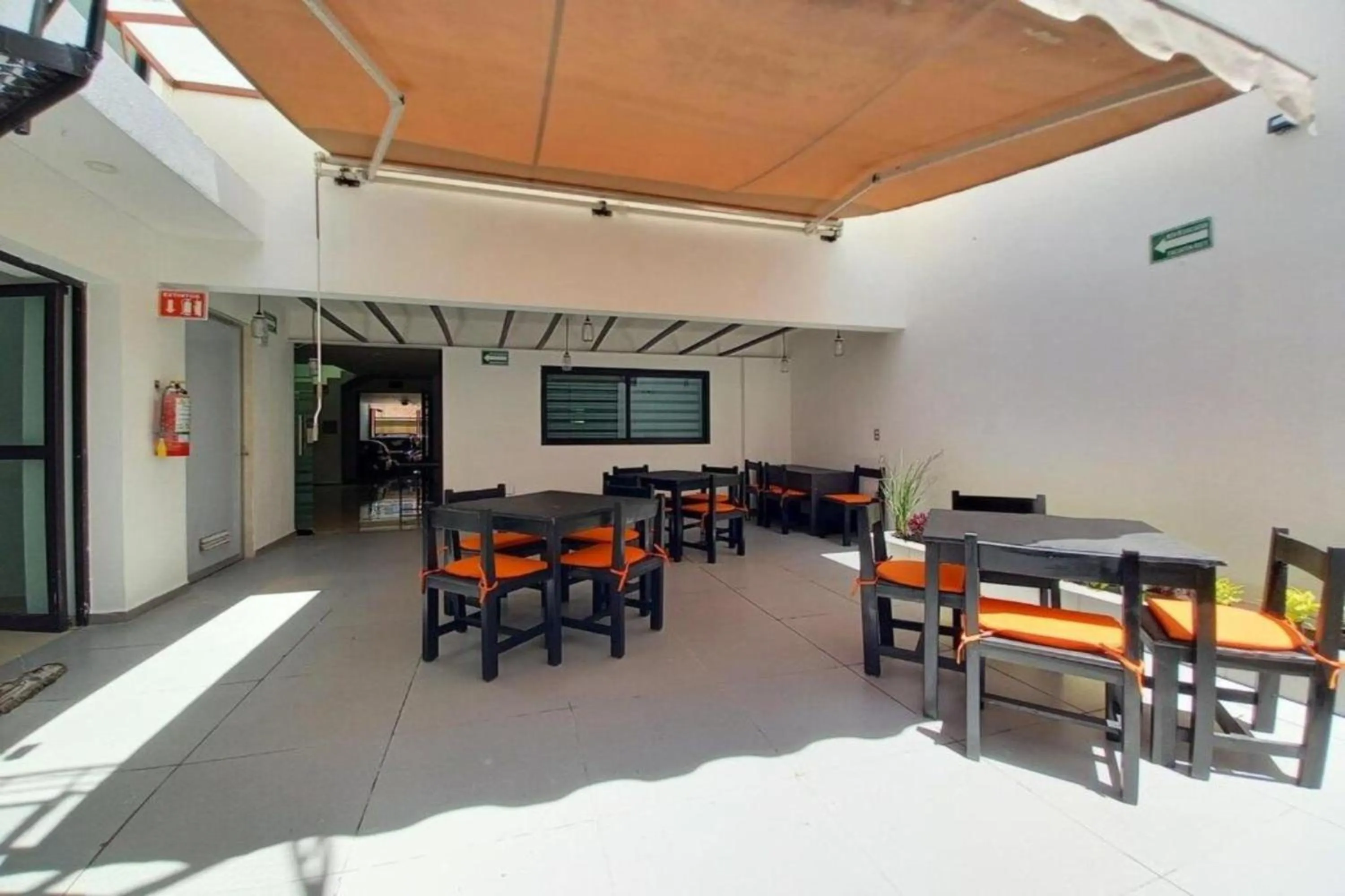 Restaurant/places to eat in Capital O Tu Estancia