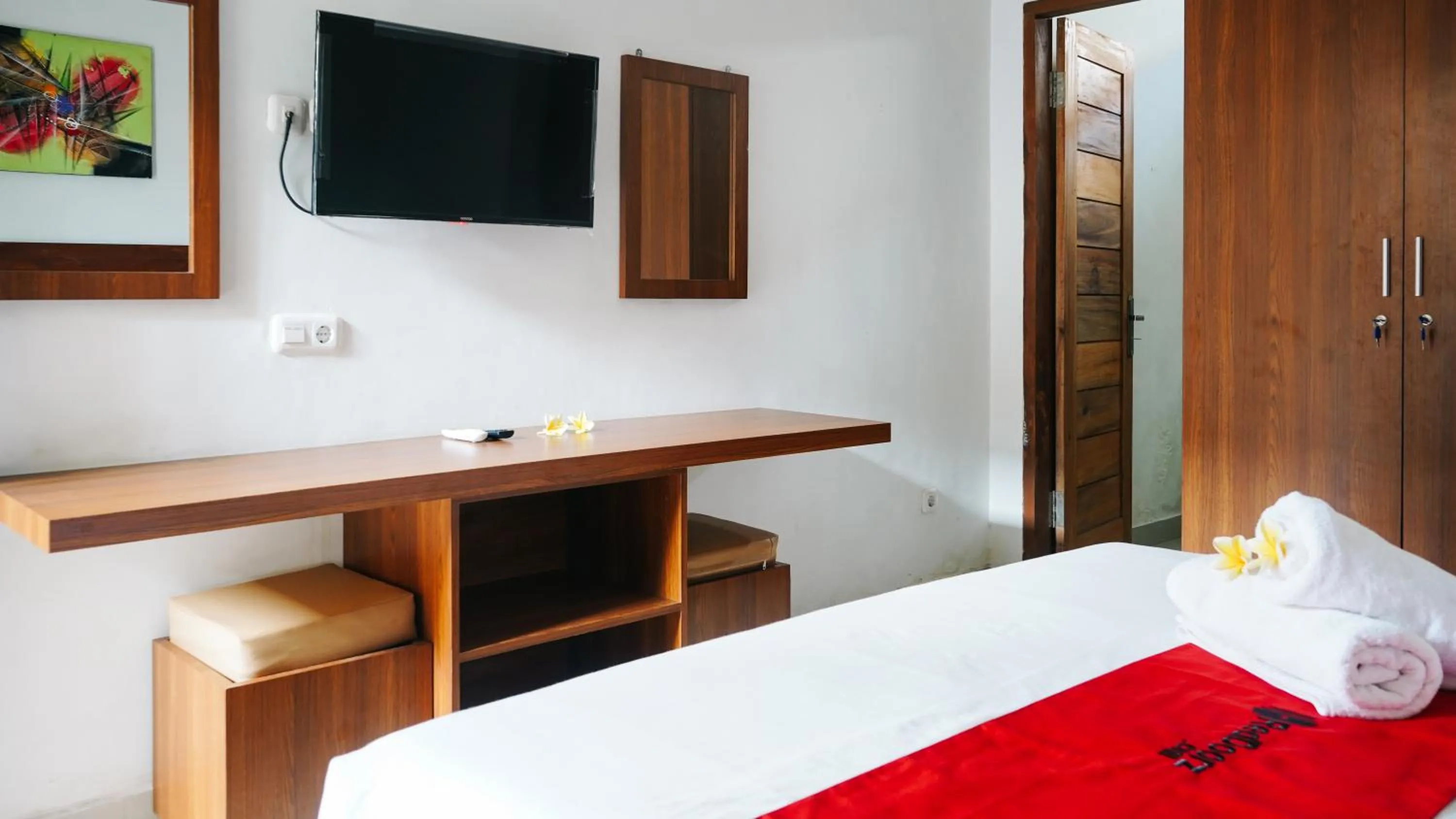 TV and multimedia, Bed in RedDoorz at Ampenan Mataram Lombok