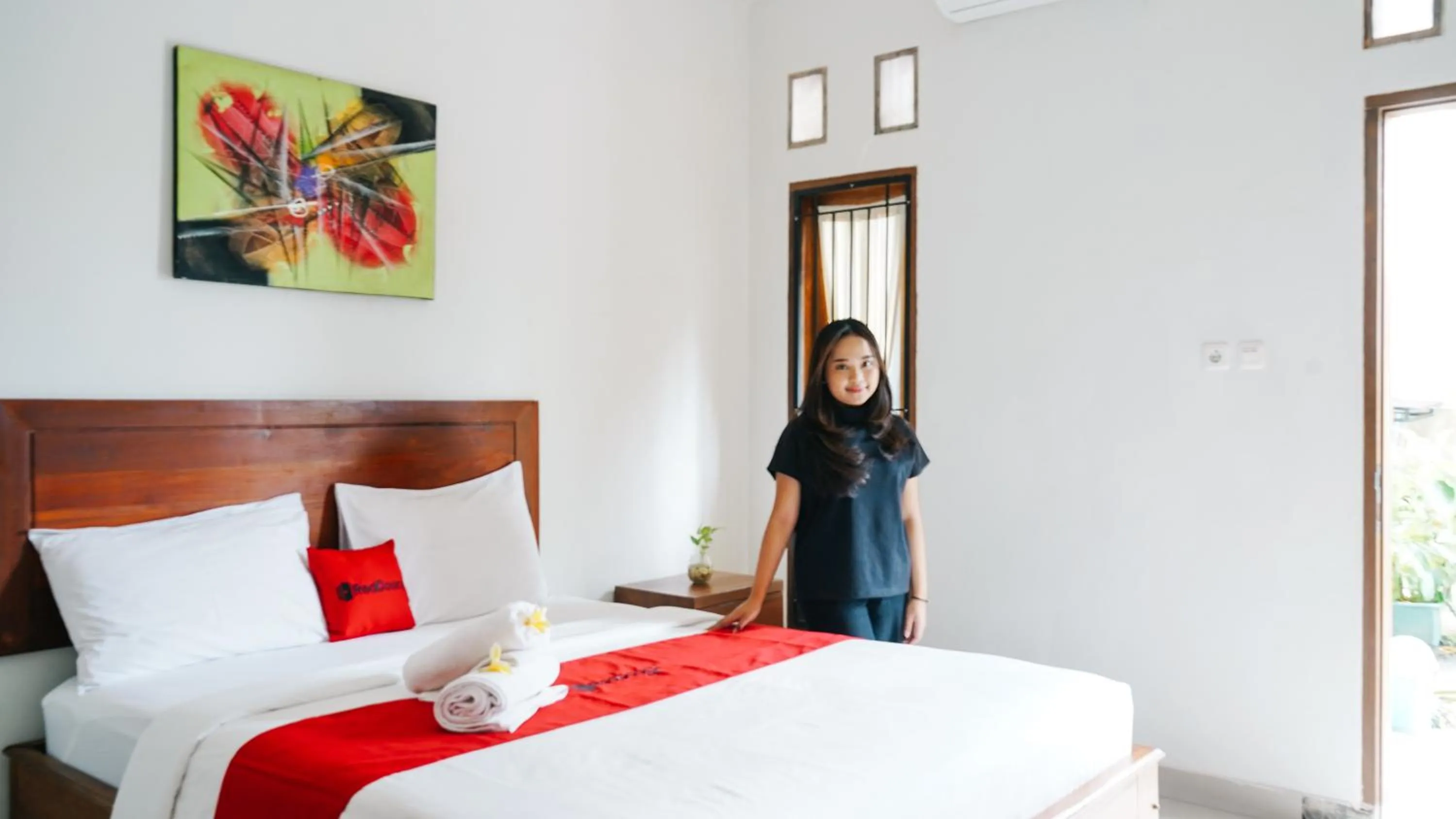 Staff, Bed in RedDoorz at Ampenan Mataram Lombok
