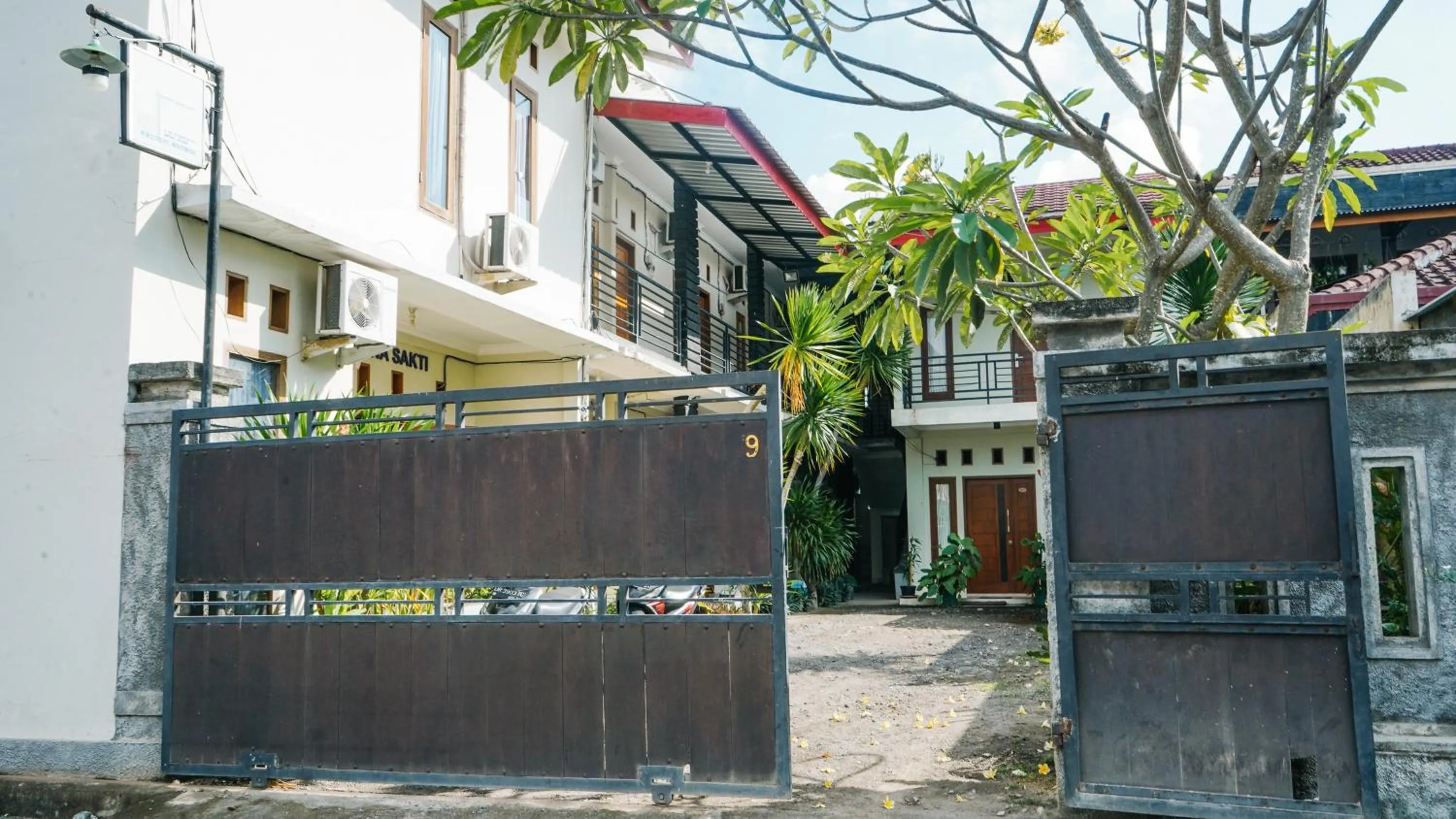 Property building in RedDoorz at Ampenan Mataram Lombok