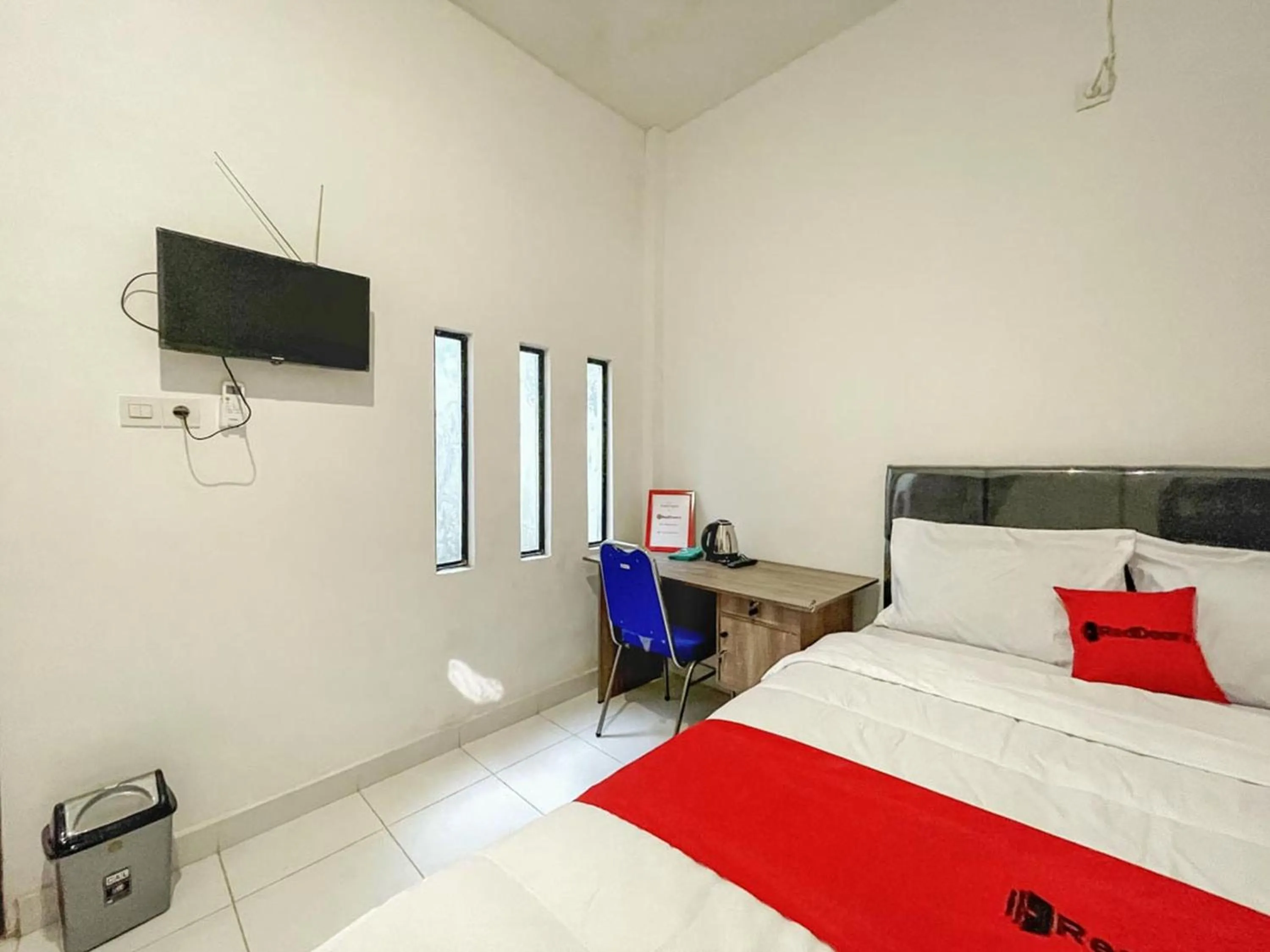 Bedroom, Bed in RedDoorz Syariah near Siloam Hospital Mataram